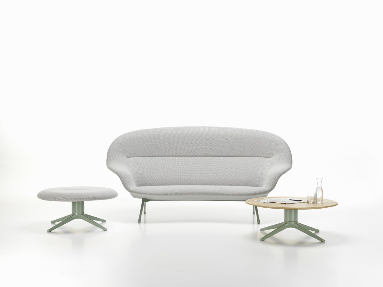 Vitra Abalon Platform Ottoman in Grau mit passendem Sofa und Beistelltisch.