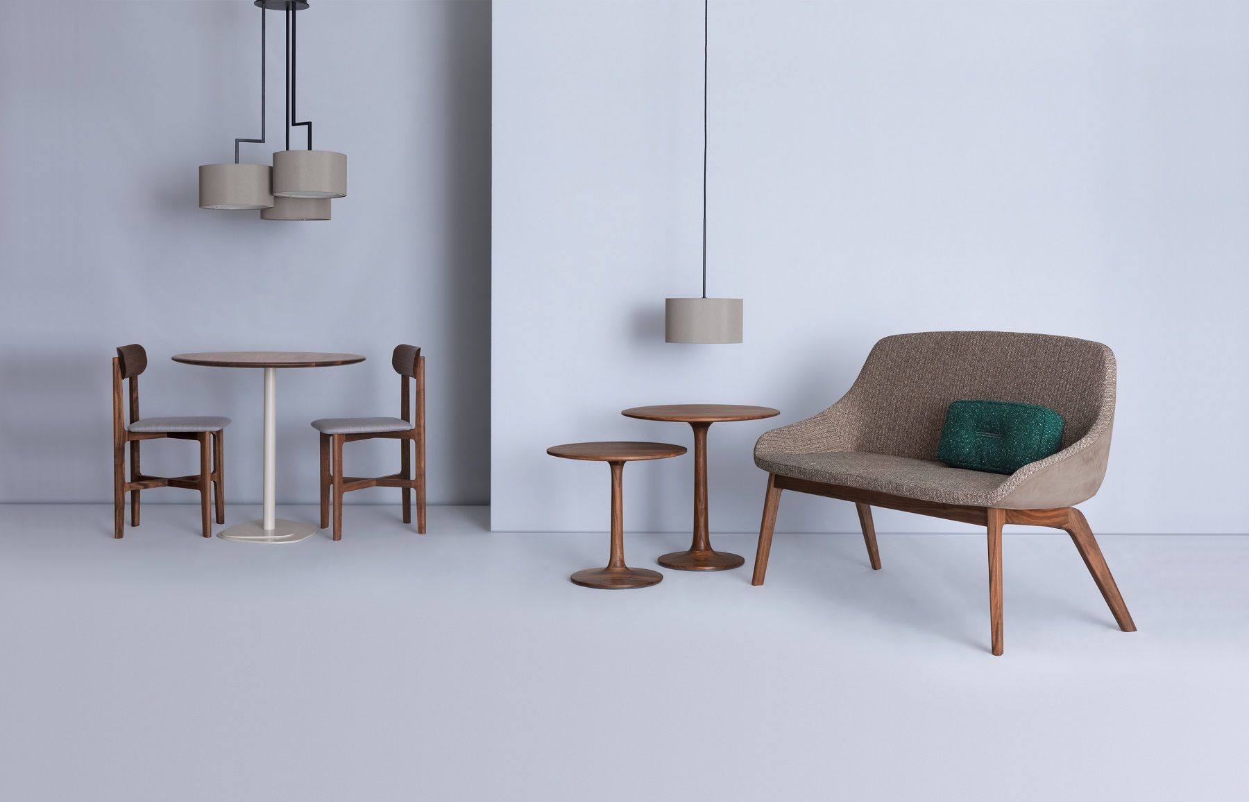Morph Duo Dining Sofa: Modernes Esszimmer-Set mit Sofa, Tisch, Stühlen und stilvollen Pendelleuchten in neutralen Farben.