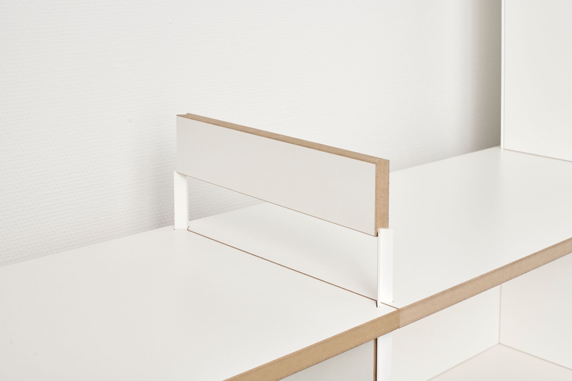 Detailaufnahme des weißen Tojo Mehrfach Regal Anbaumoduls, ein modernes Regalsystem für flexible Wohnraumgestaltung.