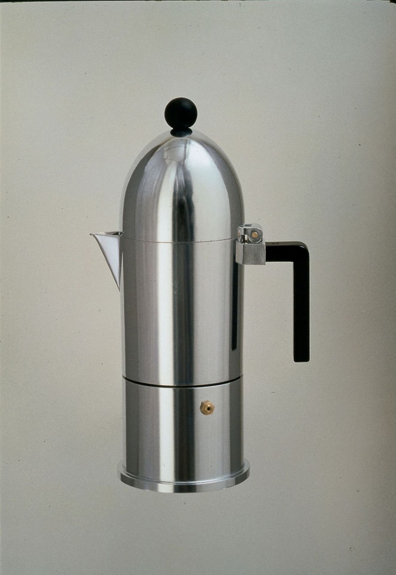 Alessi Espressokocher La Cupola: Silberne Mokkakanne mit schwarzem Griff und Knopf für aromatischen Kaffee.
