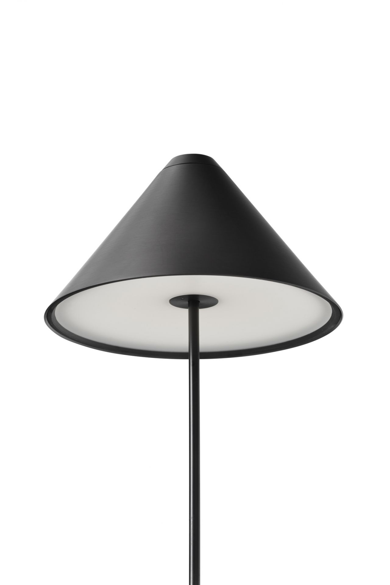 Schwarze Brolly Akkuleuchte von New Works, tragbare Tischleuchte mit konischem Schirm und warmem Licht.