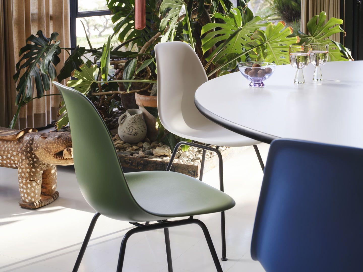 Eames Fiberglass Chair DSX Stuhl von Vitra in Grün, Weiß und Blau an Esstisch.