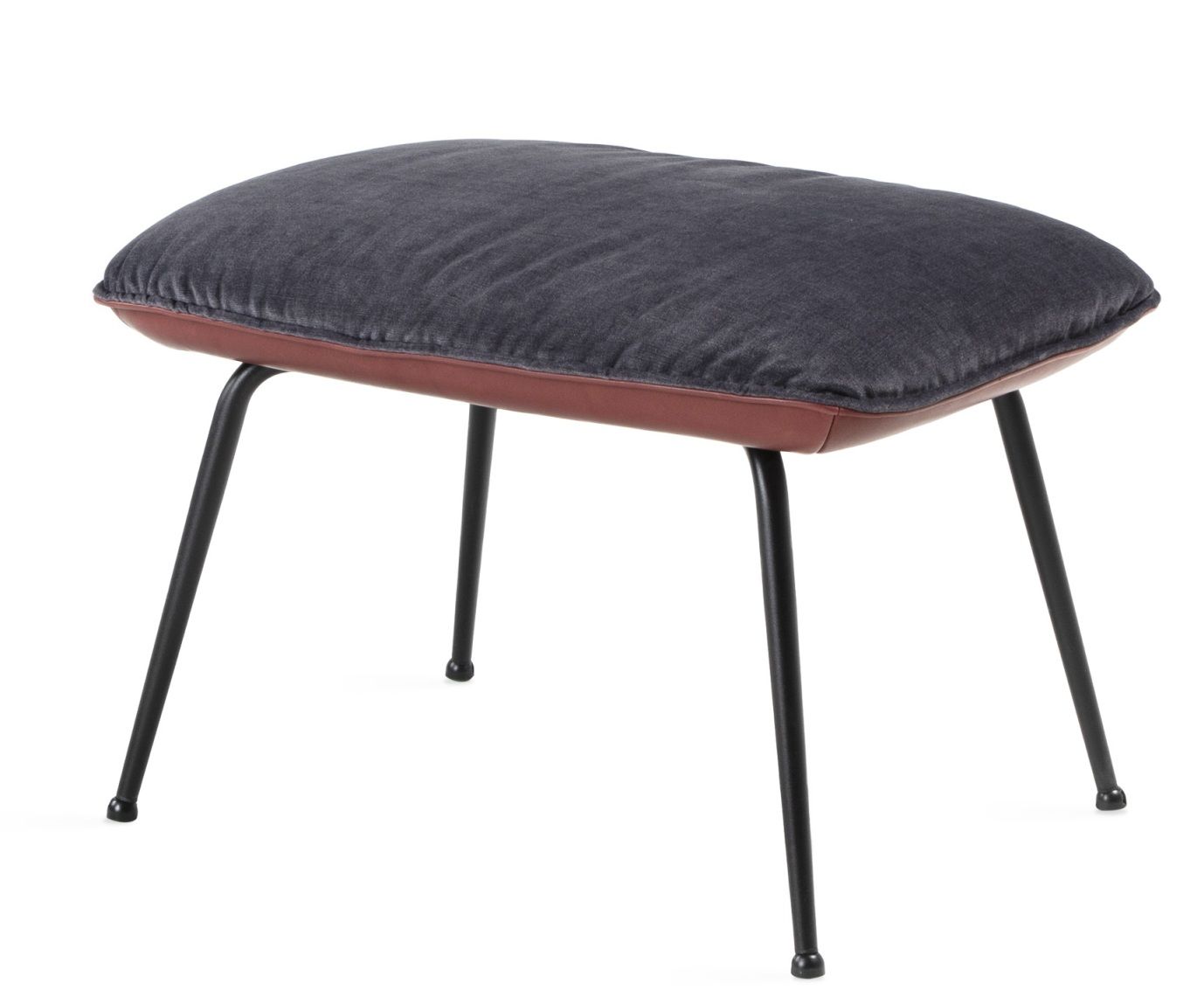 Marla Ottoman von Freifrau Manufaktur: Grauer Polsterhocker mit braunem Lederrahmen und schwarzen Metallbeinen, freigestellt.