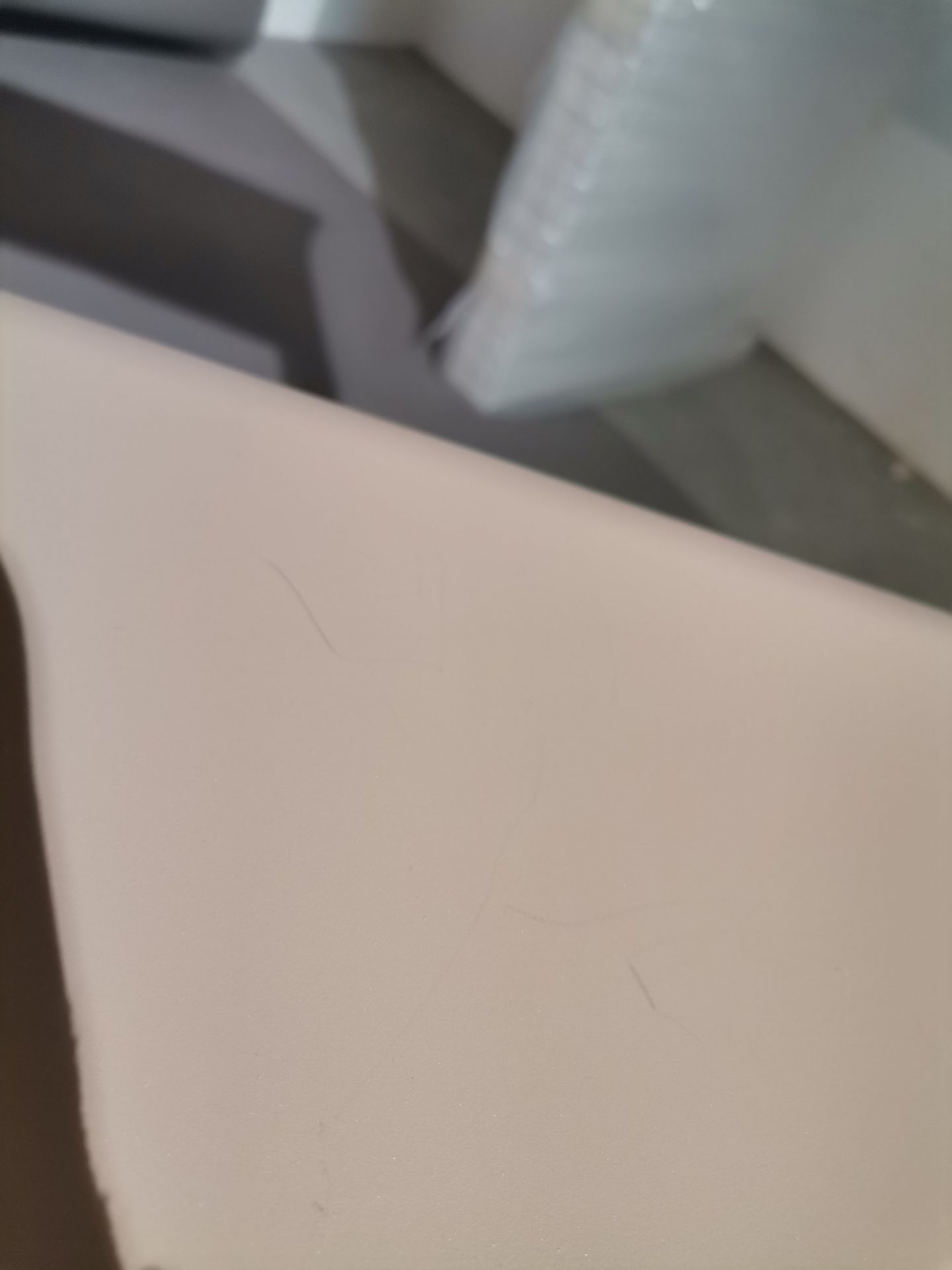 Detailaufnahme des Bellevie Outdoor Stuhls in Muskat, ein Mängelexemplar mit leichten Kratzern.