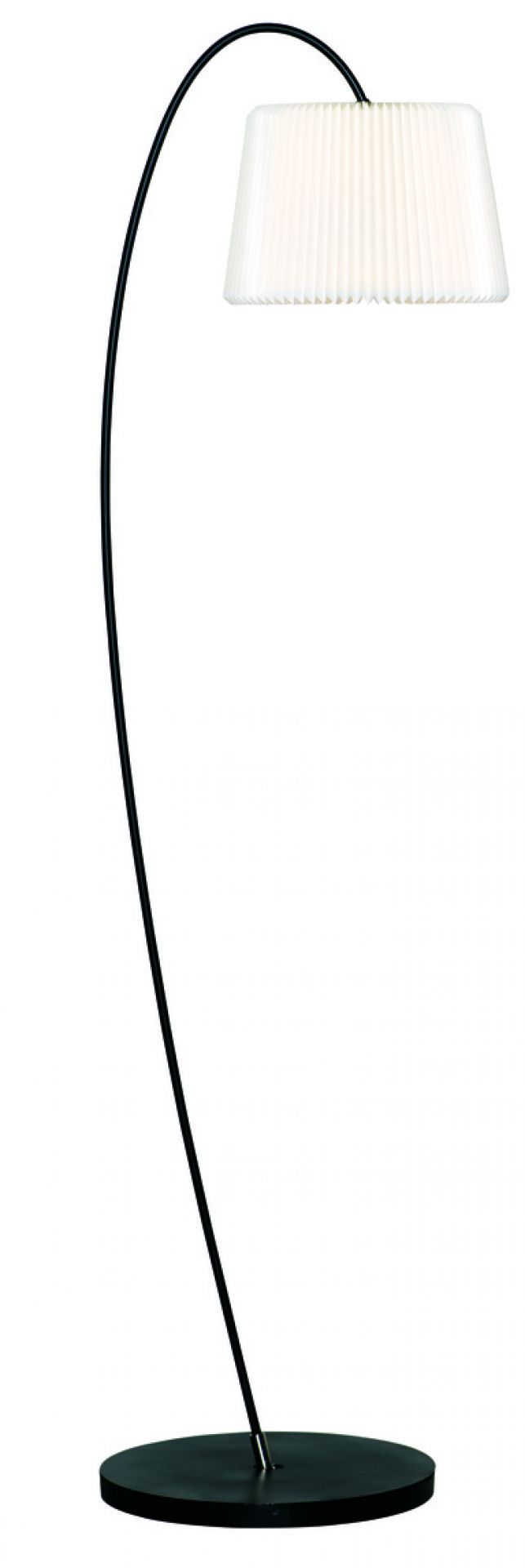 Snowdrop Stehleuchte von Le Klint: Elegante Bogenlampe mit plissiertem Lampenschirm und schwarzem Fuß.