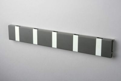 Graue Knax Lite Wandgarderobe mit 5 Haken, waagerecht an der Wand montiert, modernes Design.