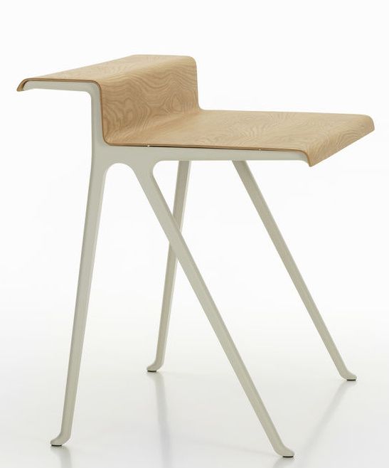 Vitra Courier Stehpult: Moderner Schreibtisch aus hellem Holz mit weißem Gestell für Büro und Homeoffice.