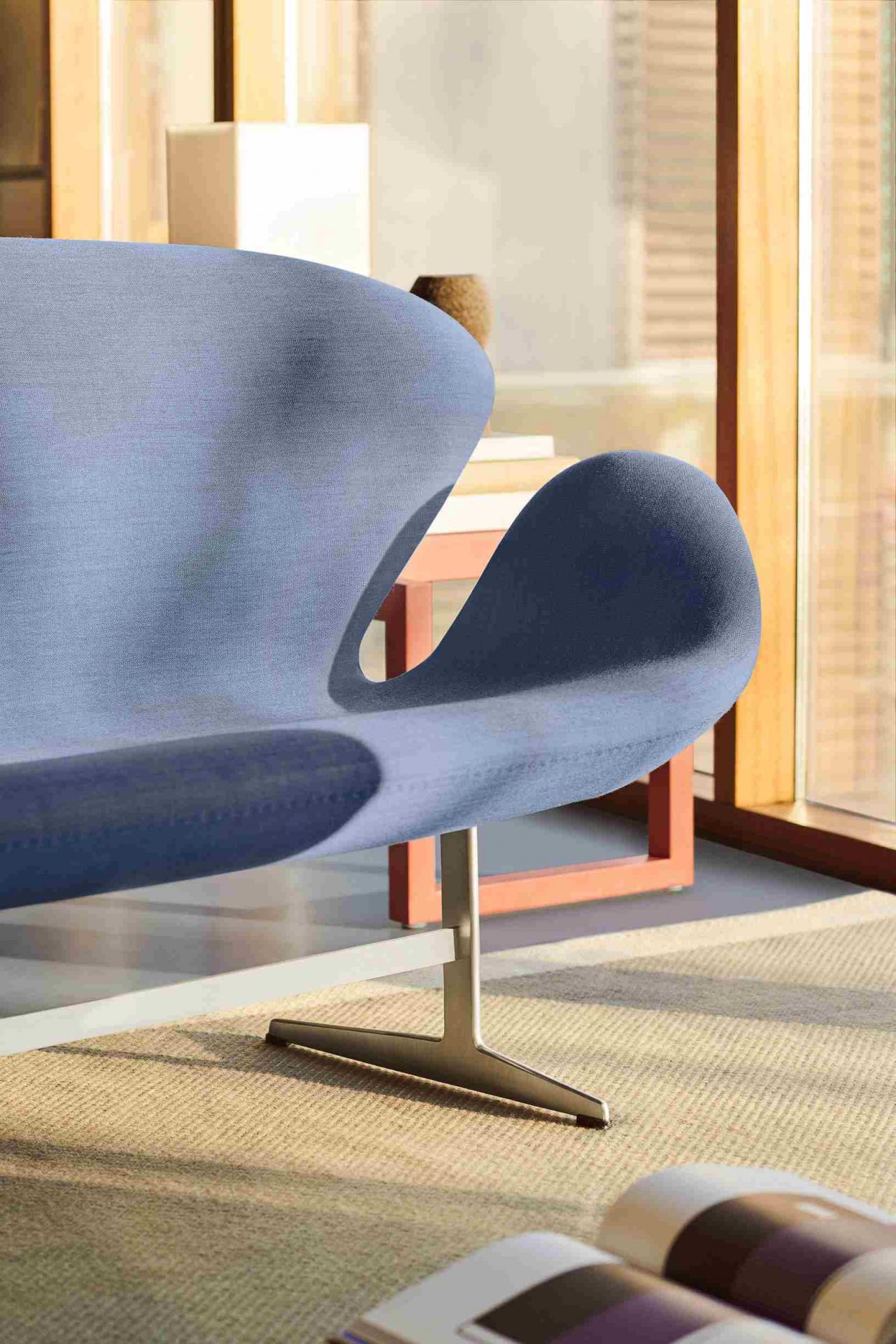 Nahaufnahme des blauen Swan Chairs von Fritz Hansen mit Metallfuß und modernem Design.