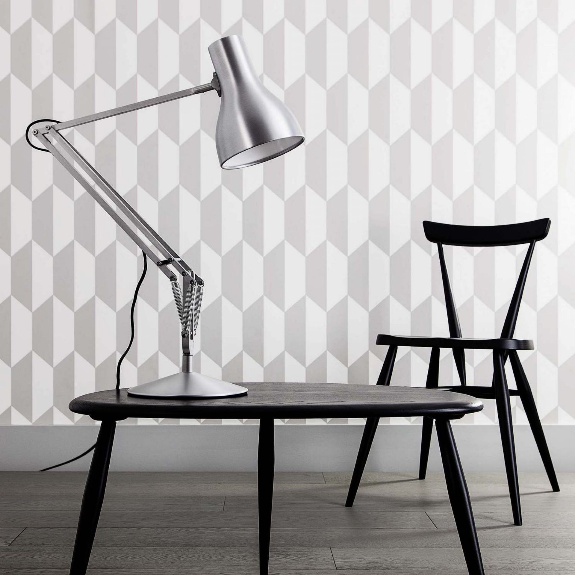 Nahaufnahme der silbernen Anglepoise Type 75 Tischleuchte auf einem dunklen Holztisch, Büromöbel und Beleuchtung.