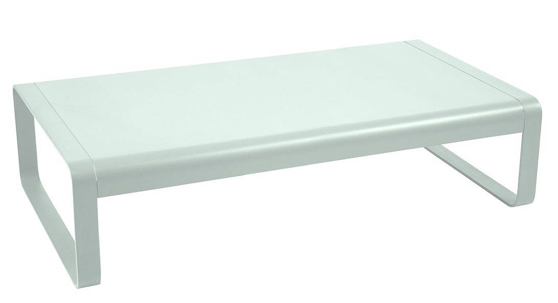 Bellevie Couchtisch von Fermob, ein großer, niedriger Outdoor-Tisch aus pulverbeschichtetem Aluminium in Hellgrau.
