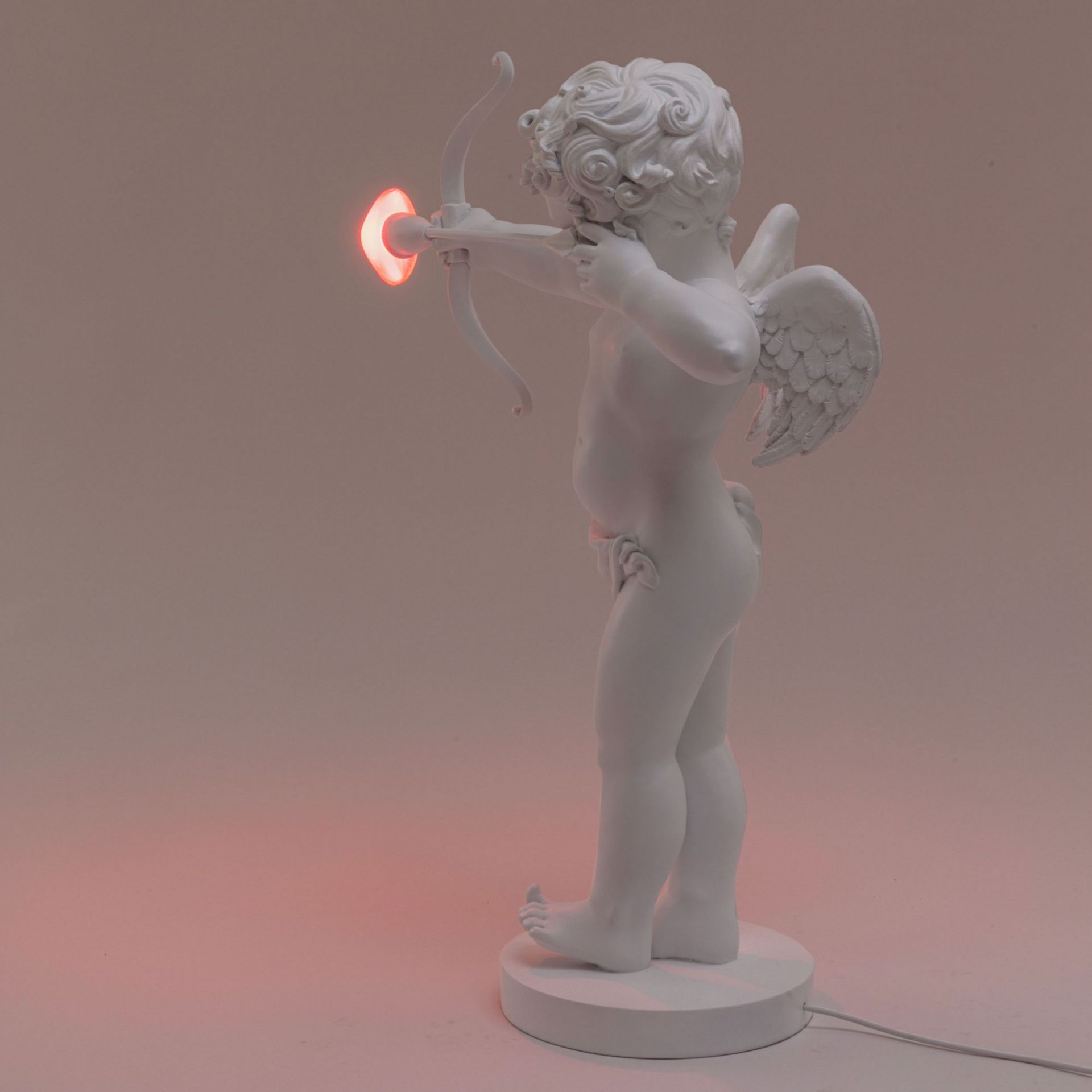 Cupid Tischleuchte von Seletti, weiße Amor Figur mit Pfeil und Bogen als Nachttischlampe.