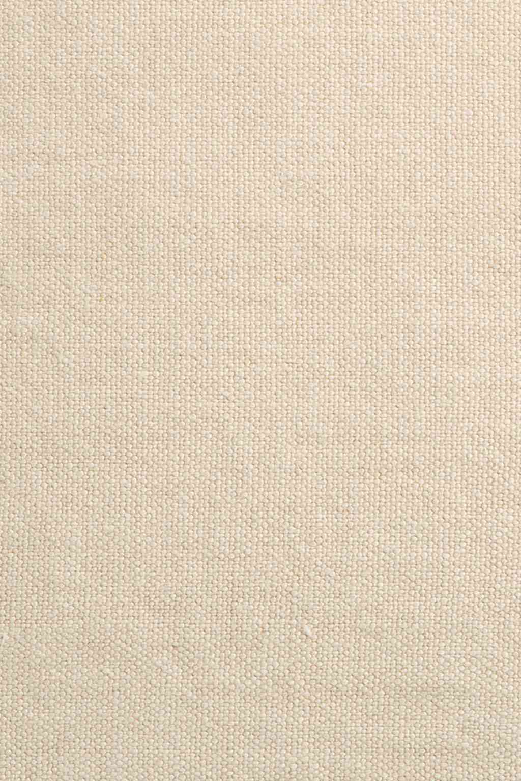 Detailaufnahme des beigen Stoffes vom Ethnicraft Lin Cushion Kissen 50x50 cm. Textur des Dekokissens.