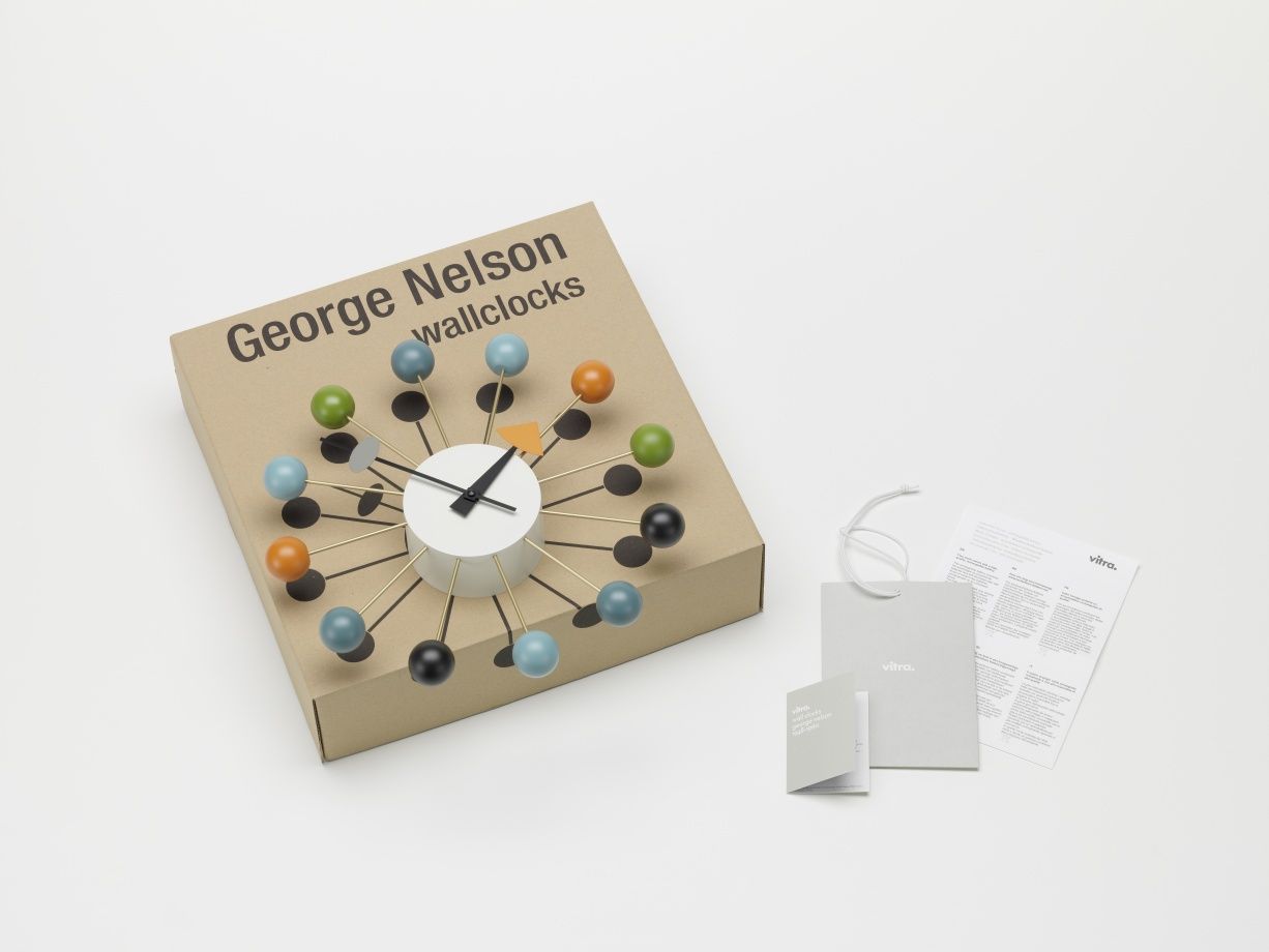 Mehrfarbige Ball Clock Wanduhr von Vitra auf Karton, moderne Design Wanduhr.