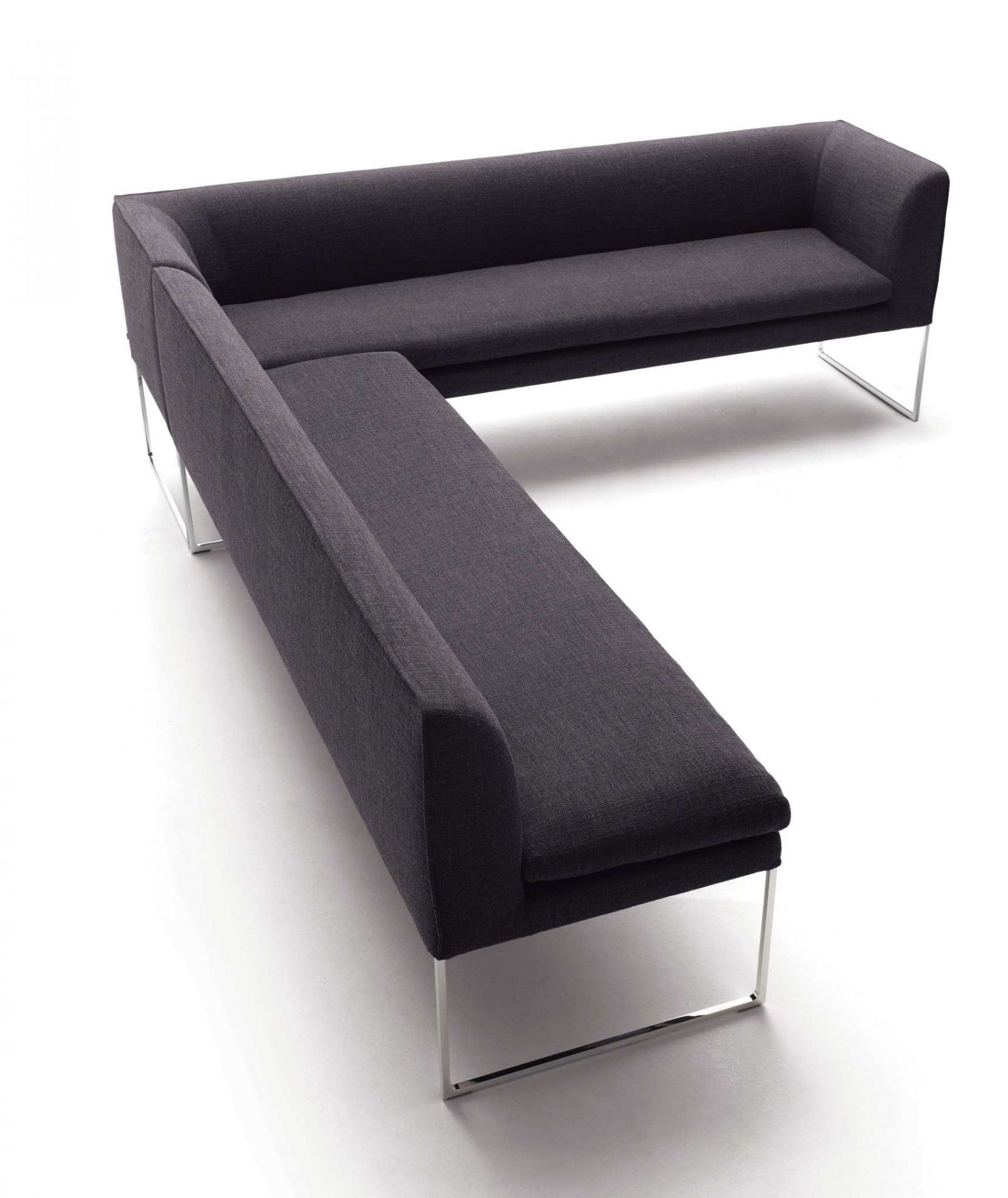 Cor Mell Polsterbank in Anthrazit mit Chromgestell, moderne Eckcouch für Wohnzimmer und Lounge.