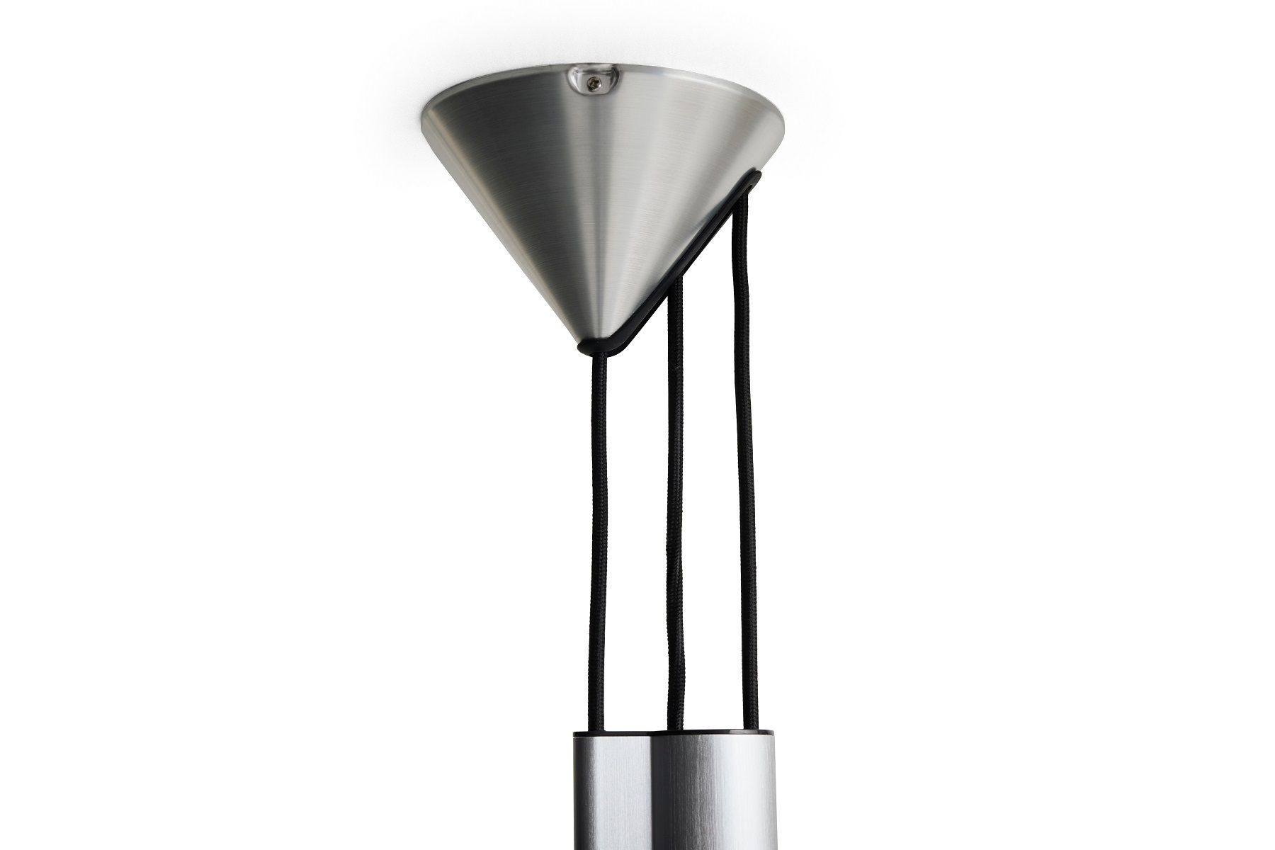 Nahaufnahme der Hay Compass Pendelleuchte mit verstellbarem Lampenschirm und schwarzen Kabeln.