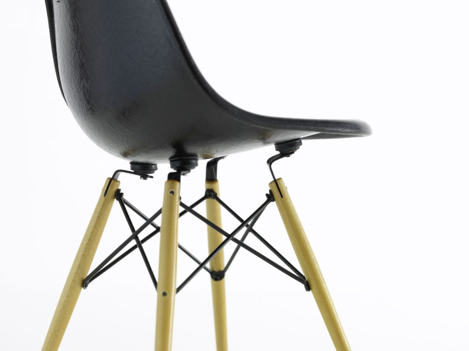 Detailansicht: Schwarzer DSW Stuhl mit Holzbeinen, Designklassiker von Vitra. Miniatur-Ausführung.