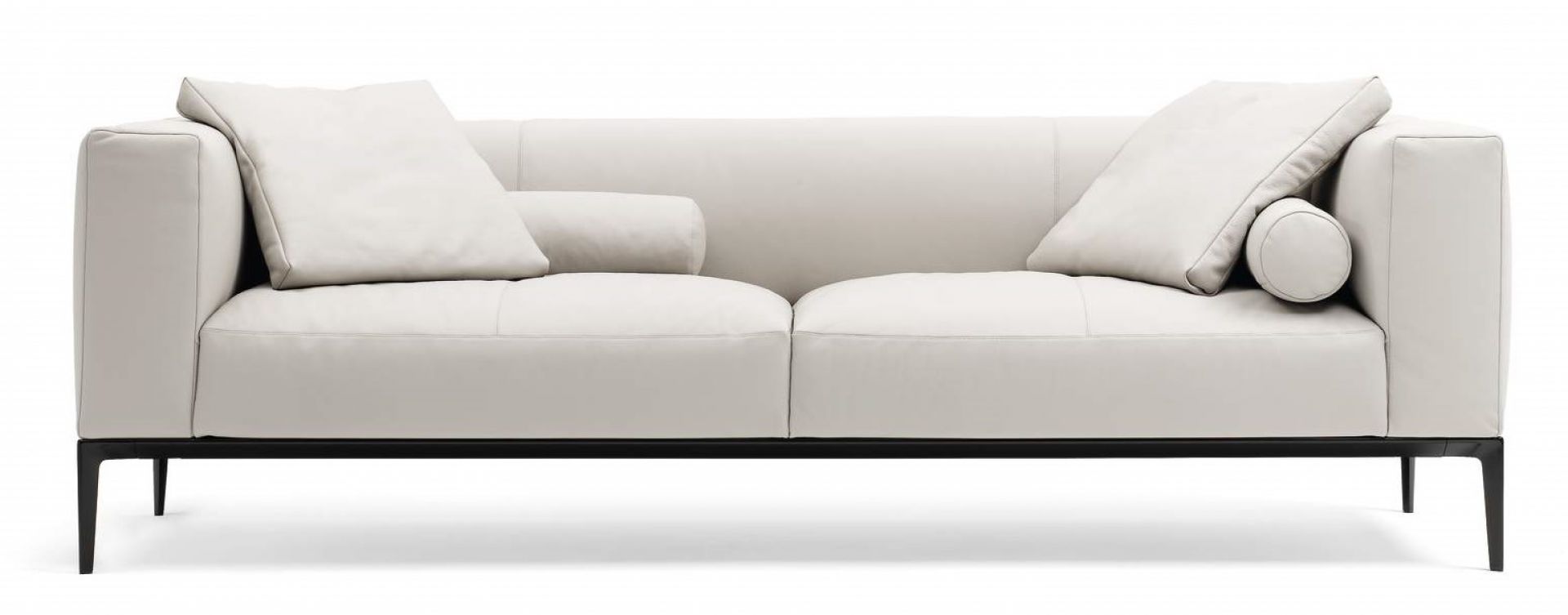 Helles Jaan Living Sofa von Walter Knoll mit Kissen und schwarzen Füßen.