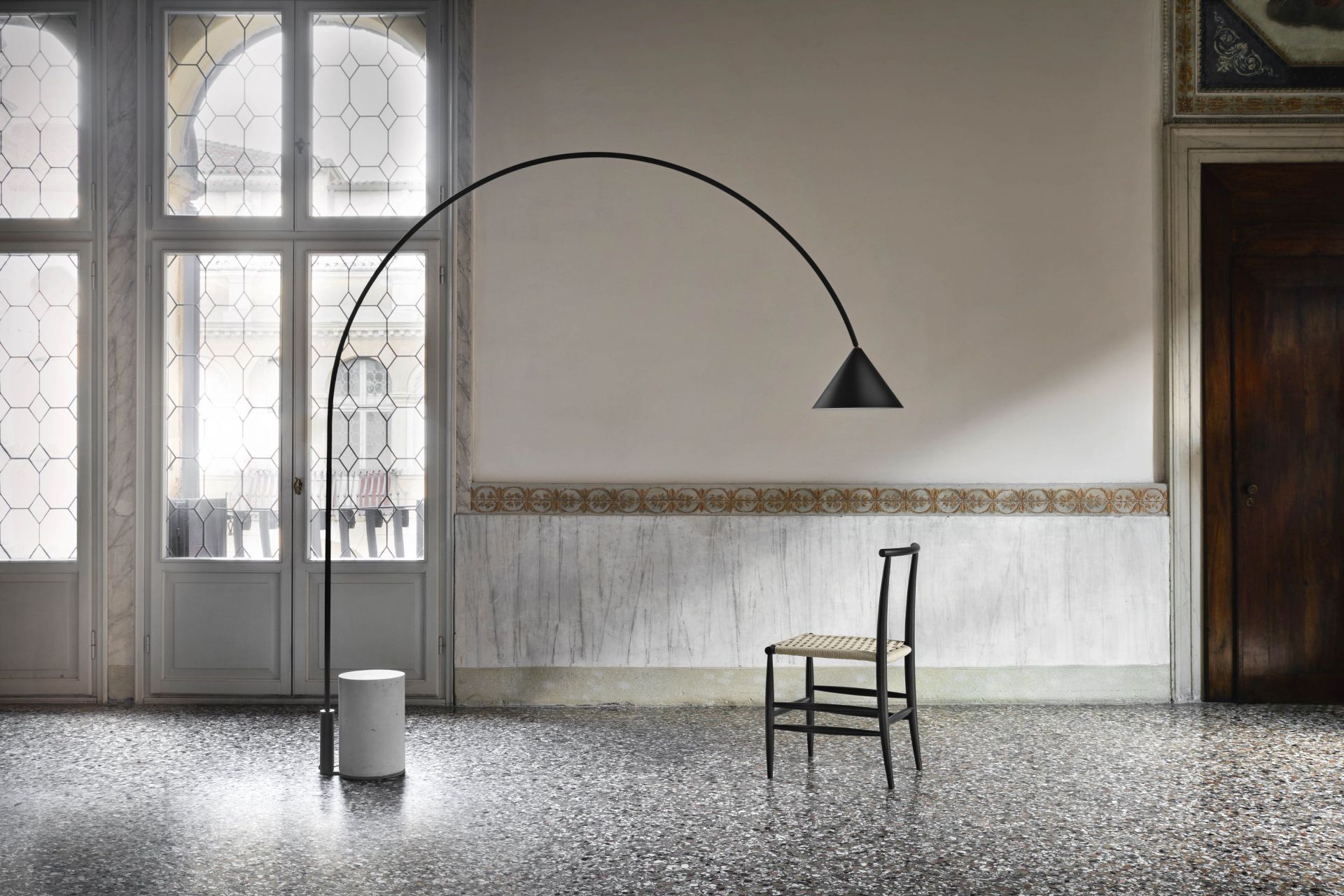 Ozz Floor Bodenleuchte von Miniforms, minimalistische Stehlampe mit schwarzem Lampenschirm und Marmorfuß.