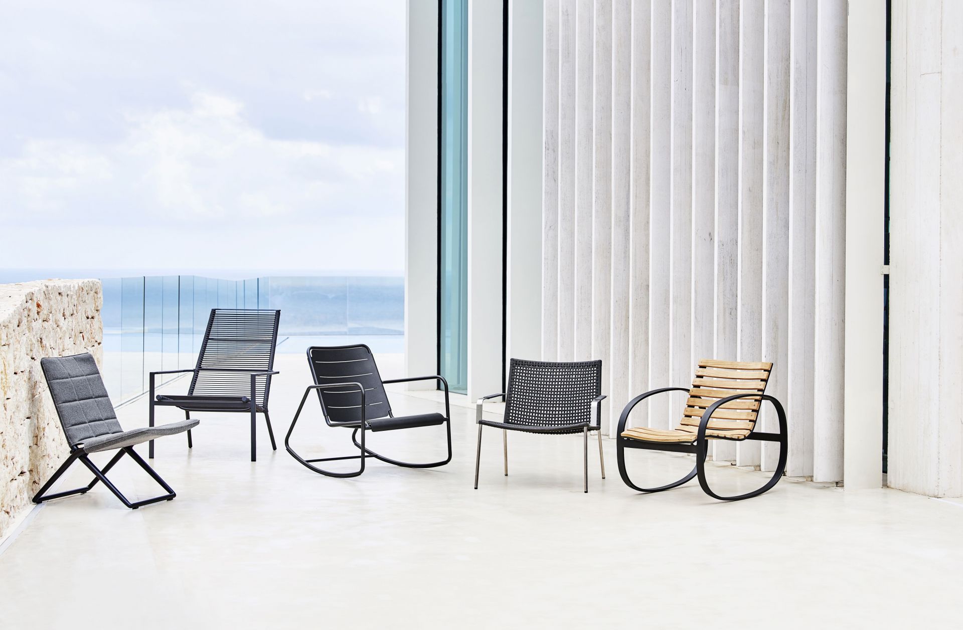 Parc Schaukelstuhl von Cane-Line, verschiedene moderne Outdoor-Stühle und Schaukelstühle aus Teakholz, Rattan und Textil.