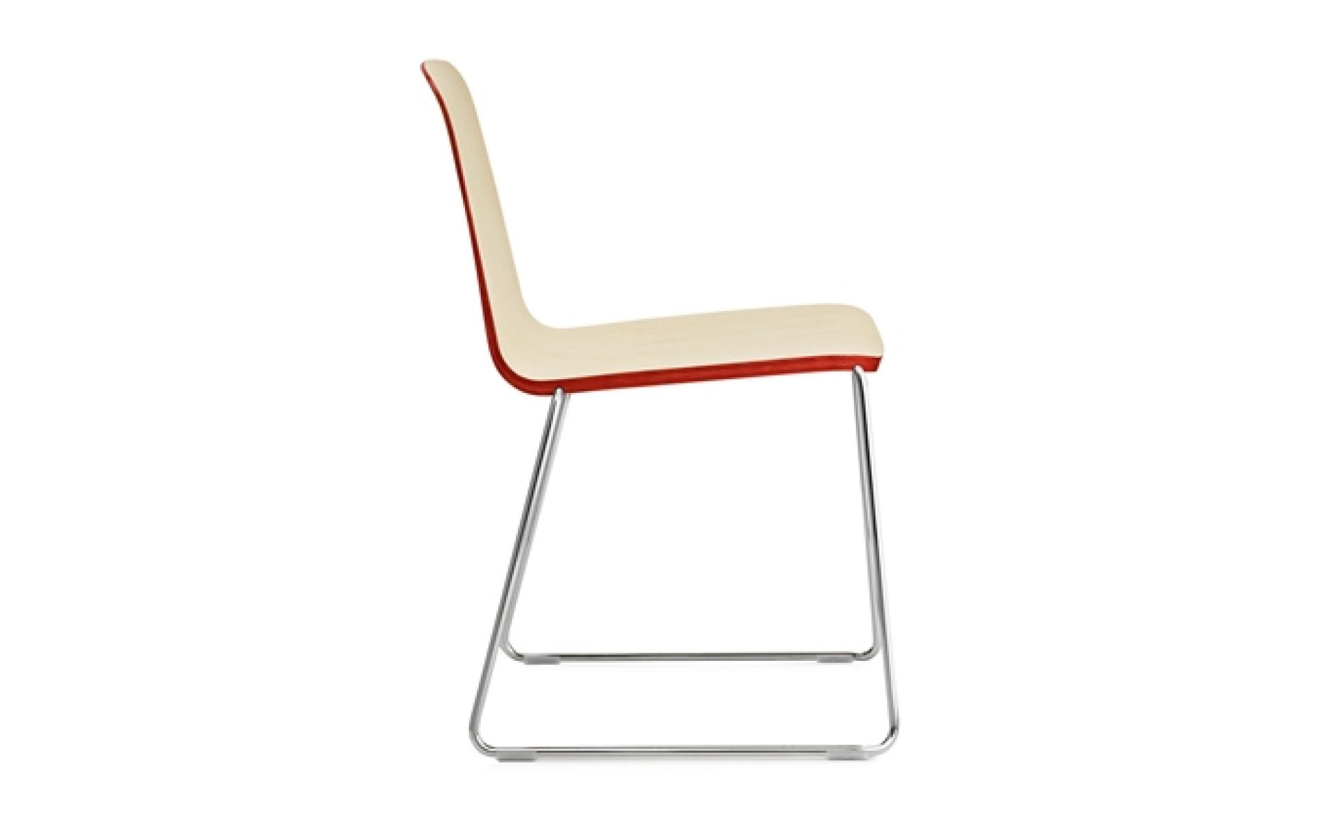 Just Chair Stuhl von Normann Copenhagen, Seitenansicht mit hellem Holz und rotem Rand.