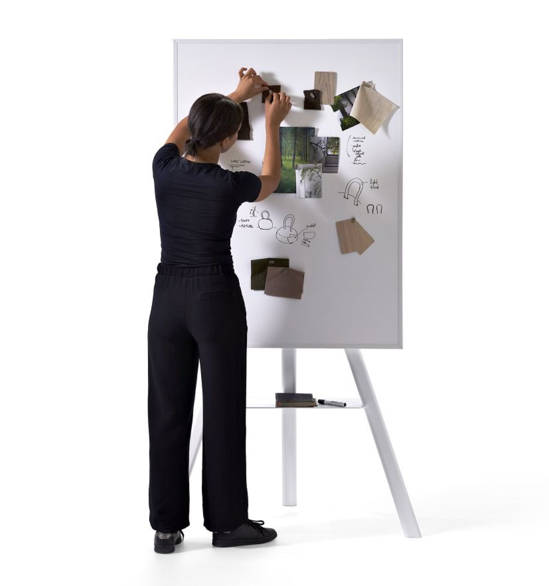 Frau arbeitet am Cartesio Multimediaständer in Schwarz von Opinion Ciatti mit Whiteboard und Ablage.
