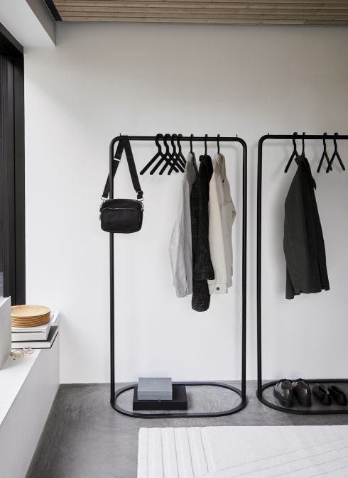 Moderner Kyoto Teppich in Grau (80x200 cm) von Woud im minimalistischen Raum. Strukturierter, grauer Wollteppich.