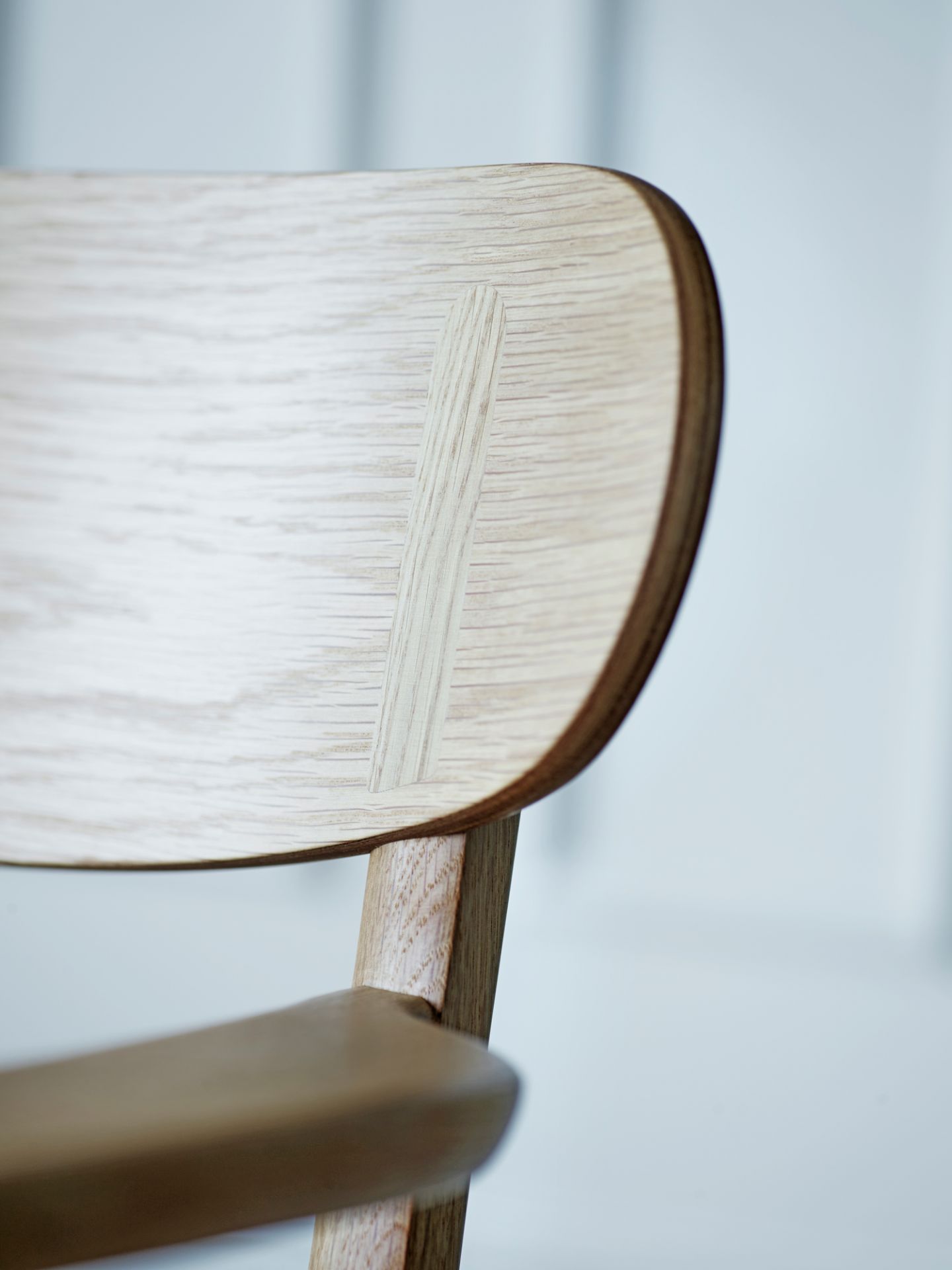 Detailaufnahme der Rückenlehne des CH26 Holzstuhls von Carl Hansen & Søn, Eiche hell.