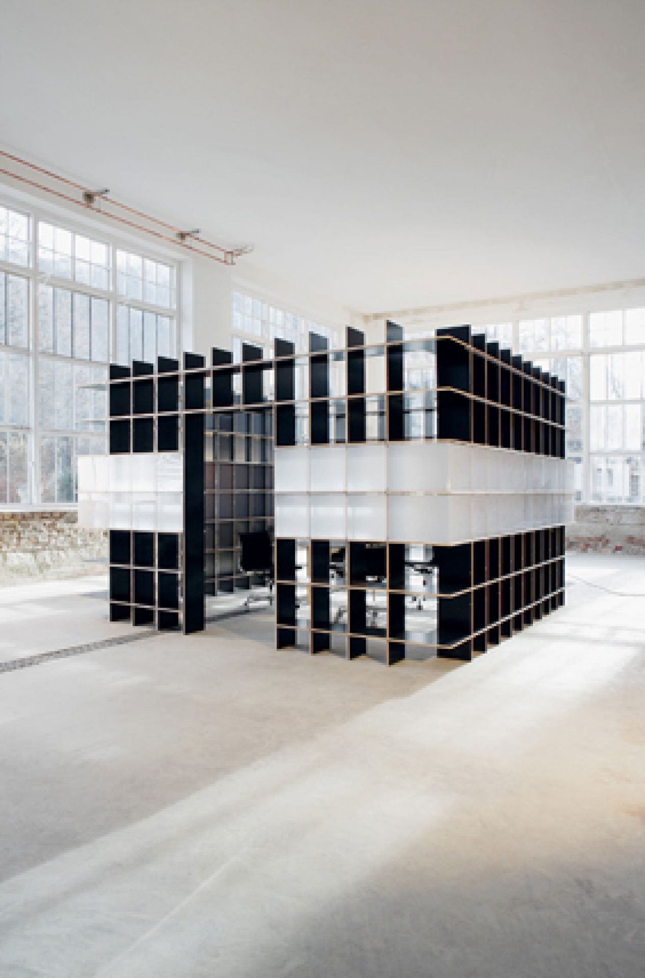 FNP Regal von Moormann, ein modernes, modulares Regalsystem in Schwarz und Weiß im Loft.