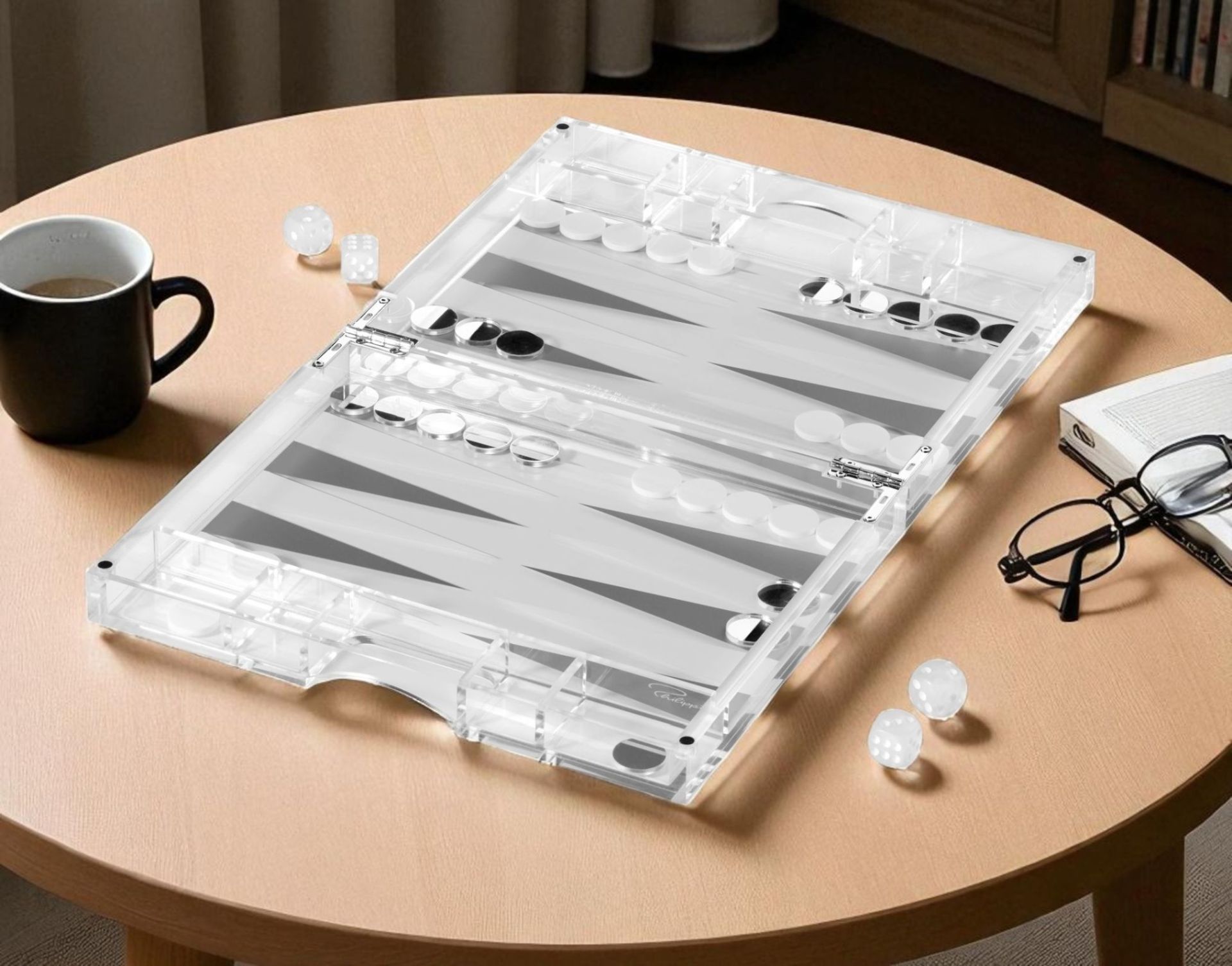 YAP Backgammon Spiel von Philippi aus Acryl auf einem Tisch mit Würfeln und Kaffeetasse.