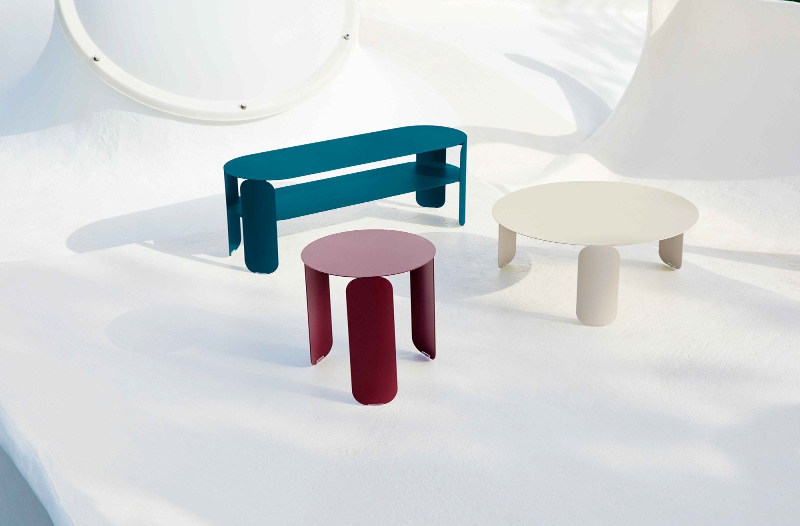 Drei farbige Fermob Beistelltische: Bebop Low Table, Outdoor-Möbel für Garten und Terrasse.
