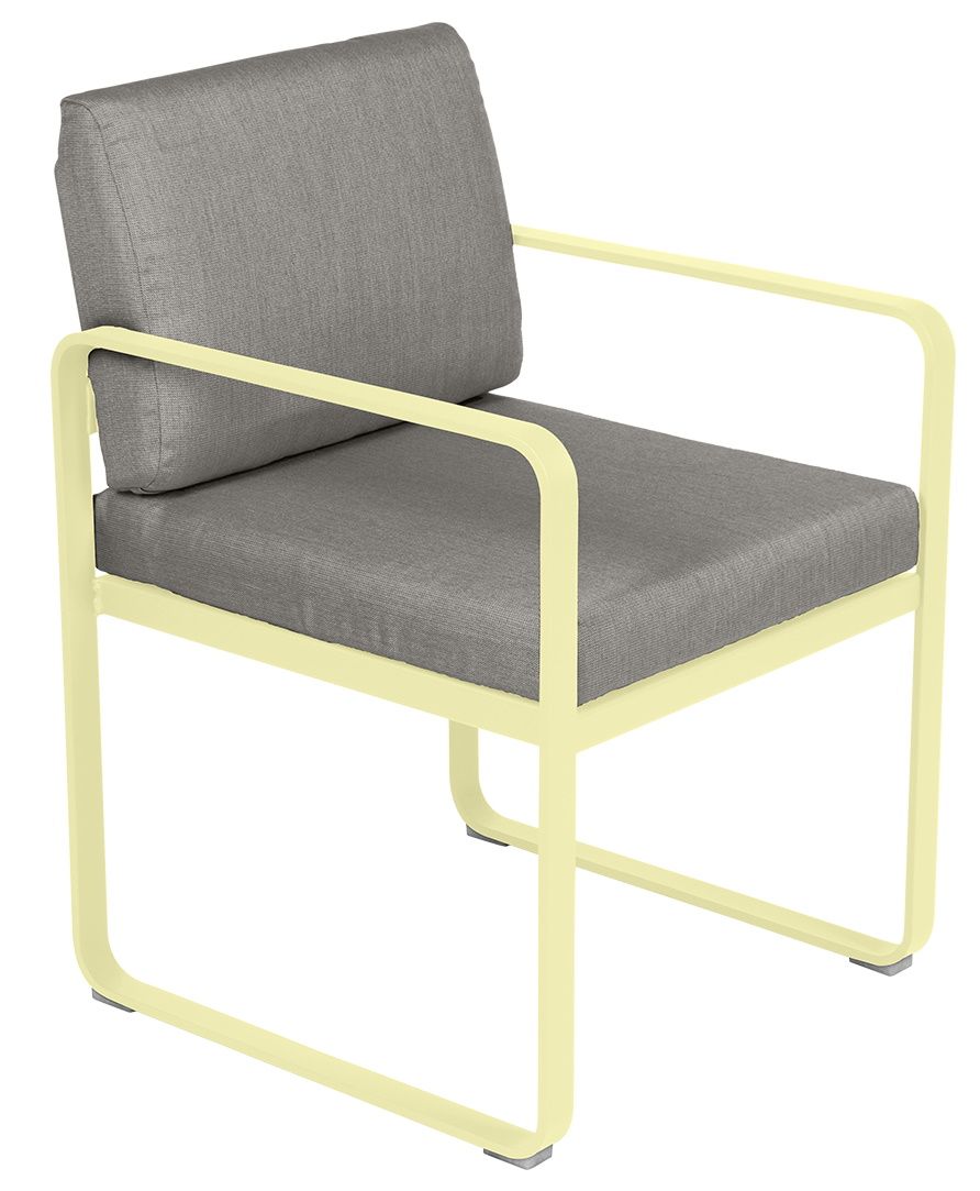 Bellevie Sessel von Fermob für den Außenbereich, hellgelbes Gestell mit grauen Sitz- und Rückenkissen.