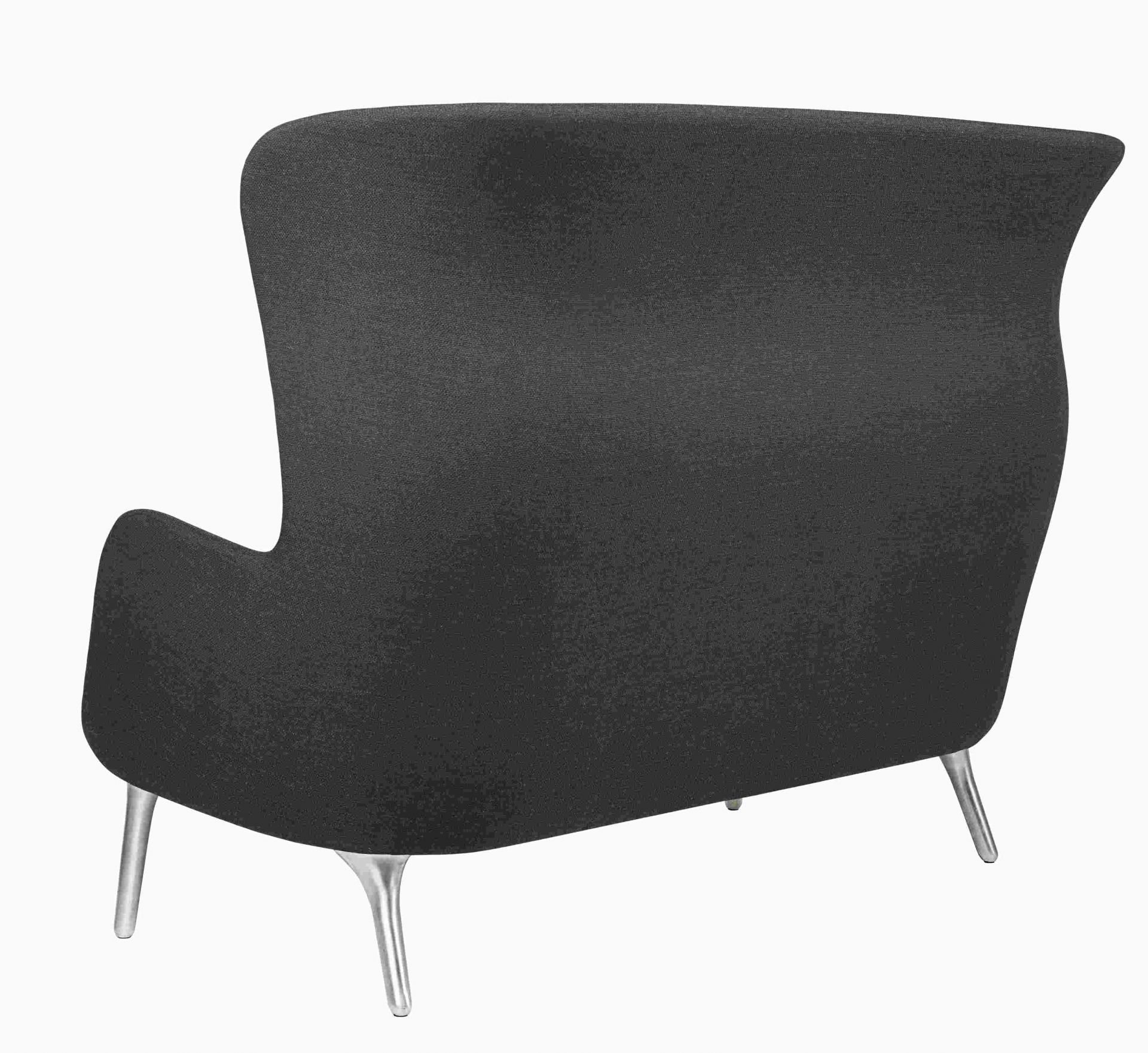 Rückansicht des Ro 2-Sitzer Sofas von Fritz Hansen in Dunkelgrau mit silbernen Beinen.
