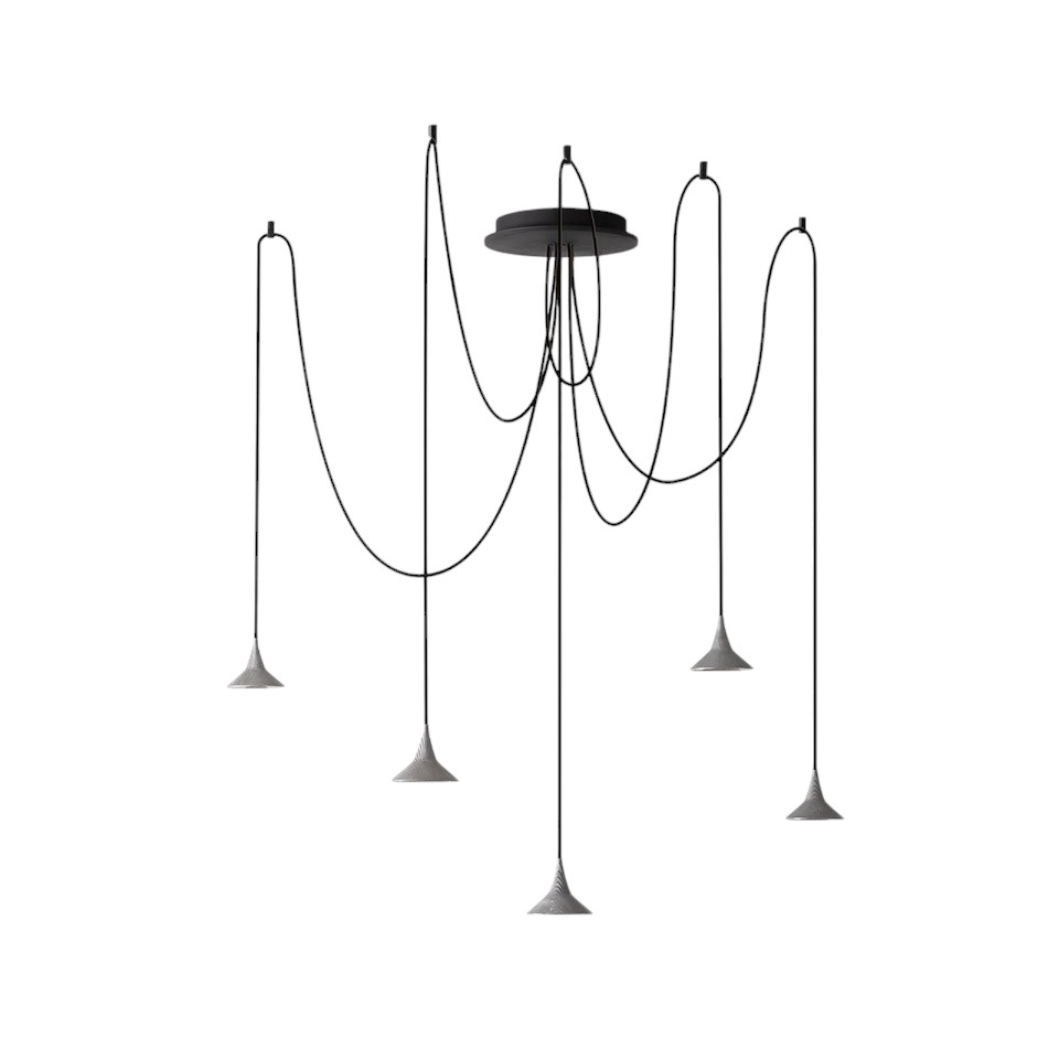 Unterlinden Chandelier Free Kronleuchter von Artemide: Moderne Hängeleuchte mit fünf grauen Lampenschirmen und schwarzer Aufhängung.