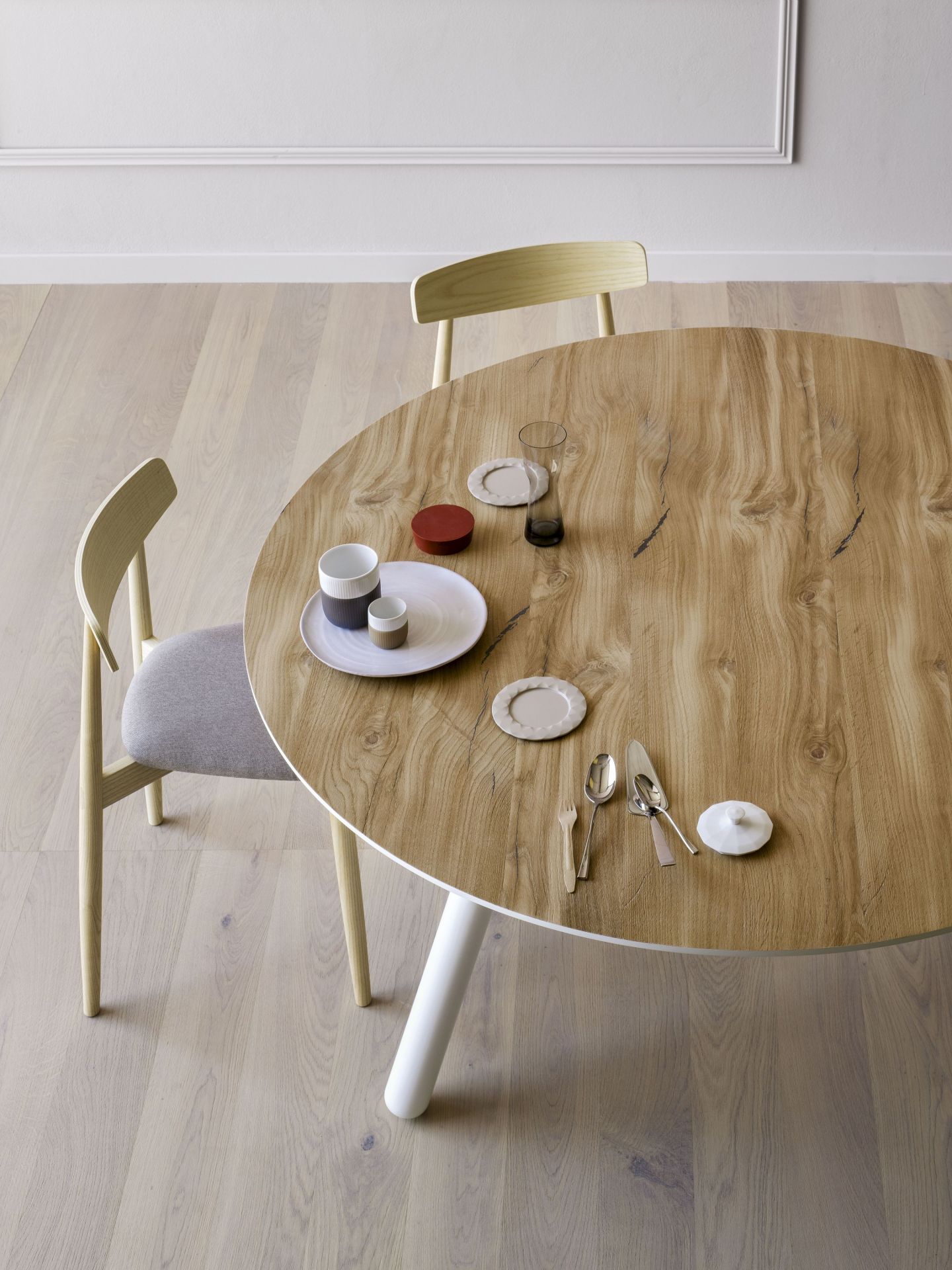 Runder Esstisch "Pixie" von Miniforms, Ø 150 cm, mit Holztischplatte und weißen Beinen.