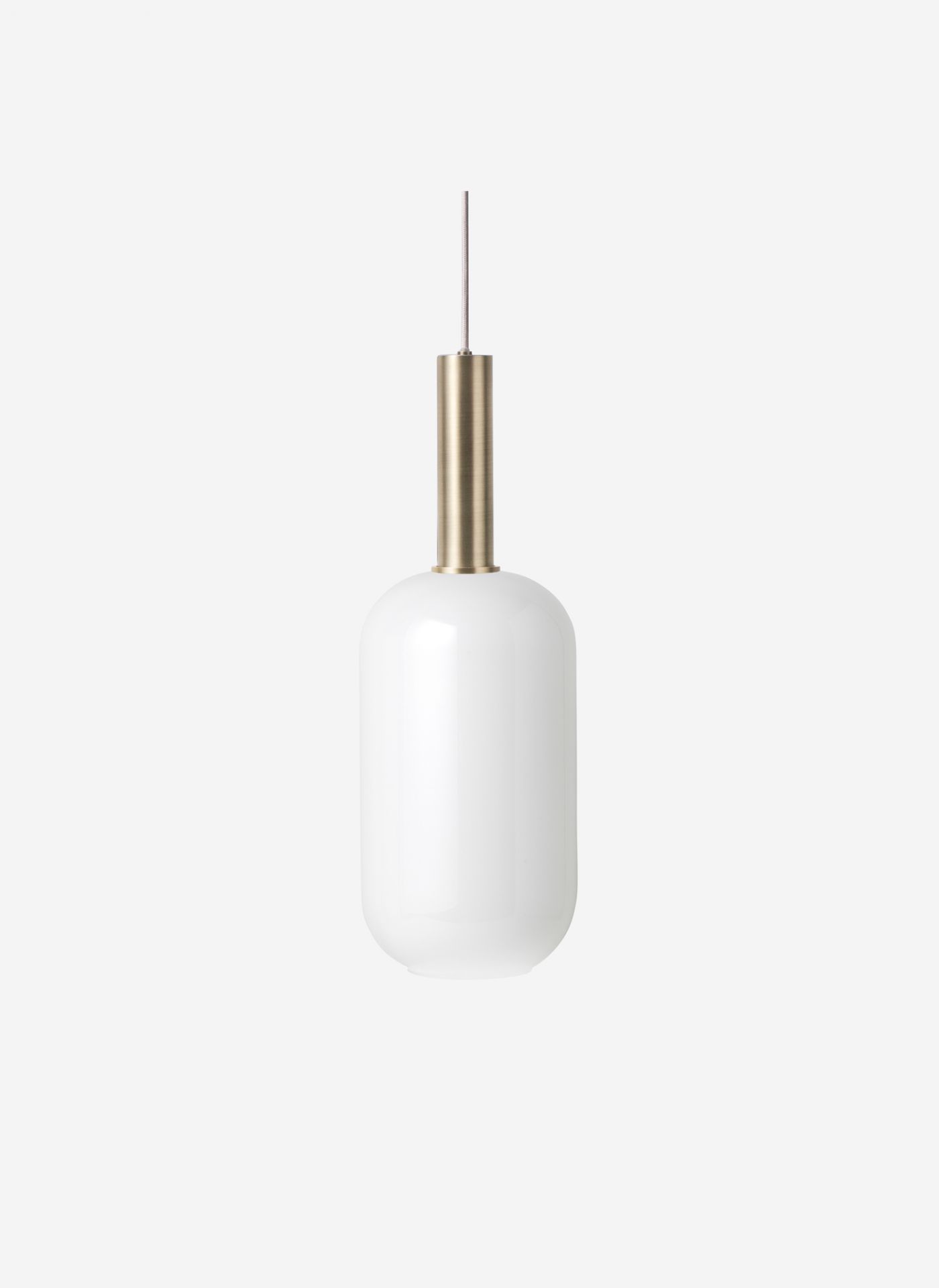Nahaufnahme der Ferm Living Collect Pendelleuchte in hochglänzendem Messing und Weiß.