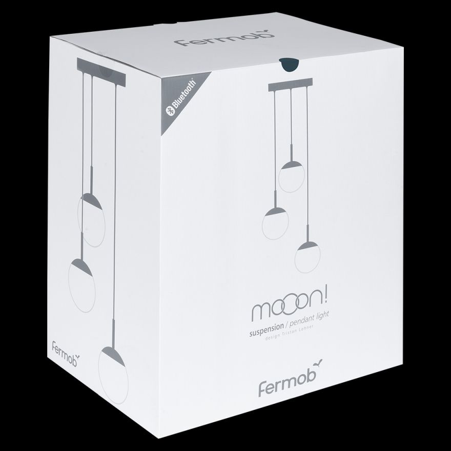 Verpackung der Mooon Triple Pendelleuchte von Fermob, moderne Hängeleuchte mit drei Leuchtkörpern, geeignet für Innen und Außen.