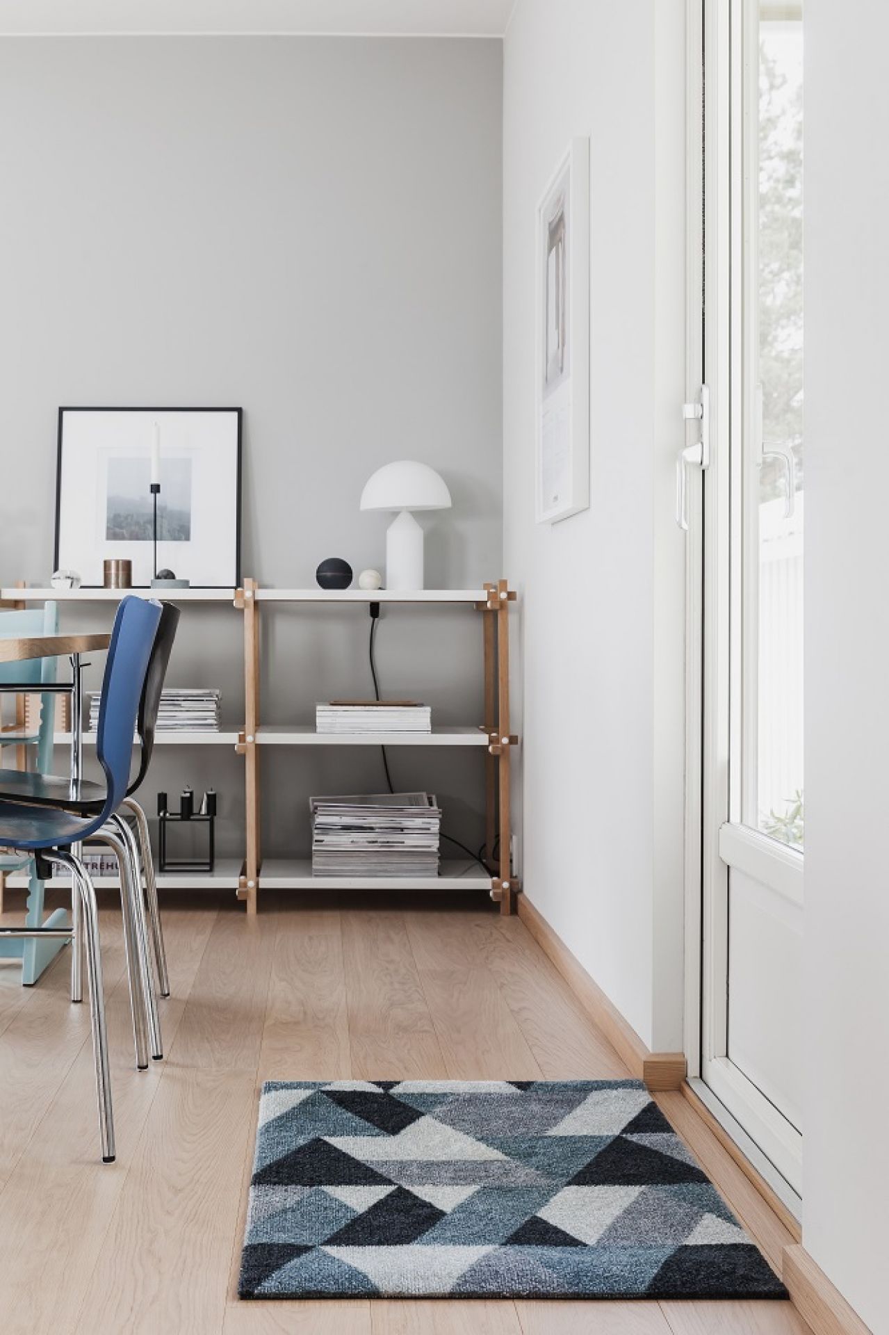 Blåne Heymat Fußmatte im Eingangsbereich eines Hauses, geometrisches Muster in Blau- und Grautönen, hochwertige Indoor Outdoor Matte.