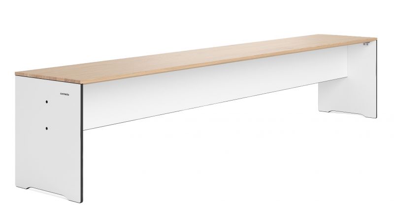 Riva Bank von Conmoto: Lange, moderne Indoor-Bank mit hellem Holz und weißen Seitenteilen.