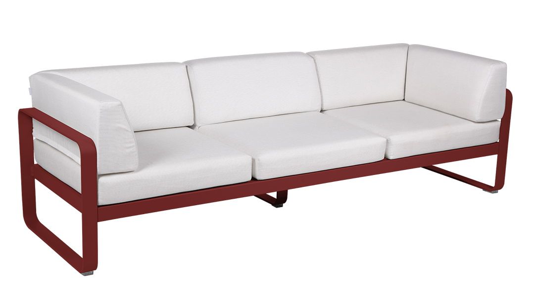 Fermob Bellevie Outdoor Sofa, 3-Sitzer, rotes Gestell mit weißen Kissen, modernes Gartenmöbel Design.