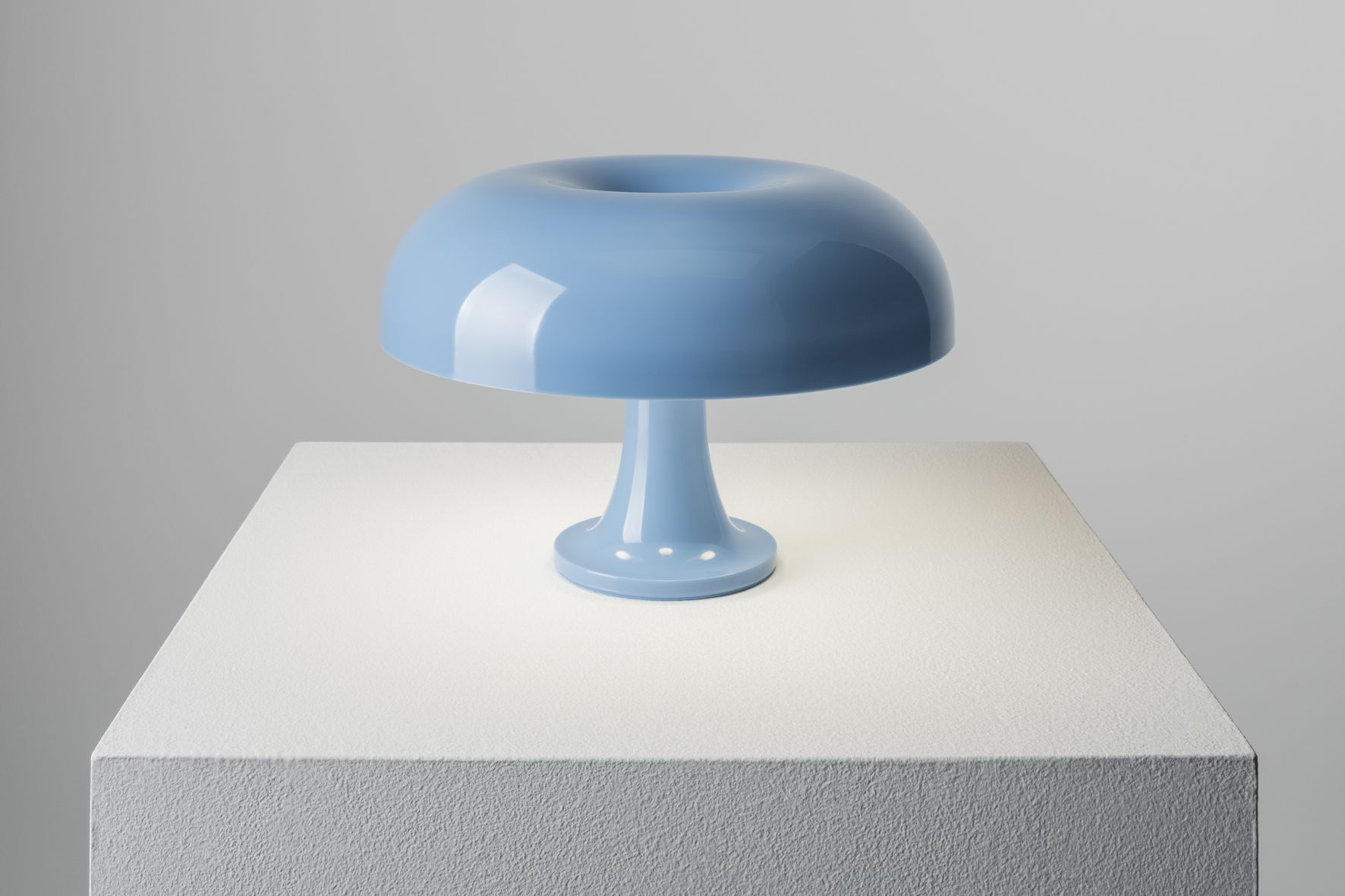 Hellblaue Nessino Tischleuchte von Artemide, Pilzdesign, moderne Lampe für Nachttisch oder Schreibtisch.