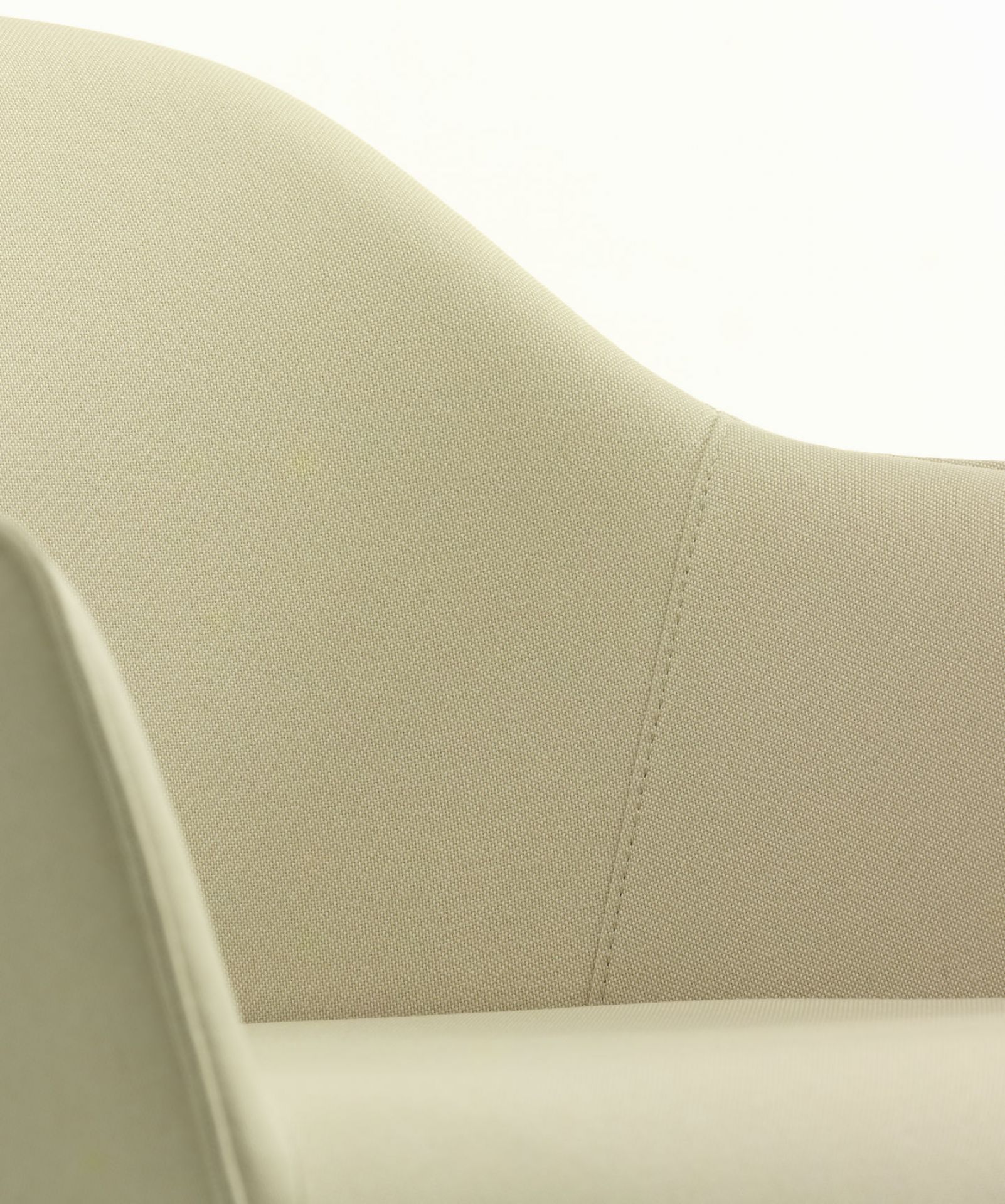 Detailaufnahme des beigen Vitra Softshell Chair mit Vierfußgestell, Fokus auf Stoffbezug und Naht.
