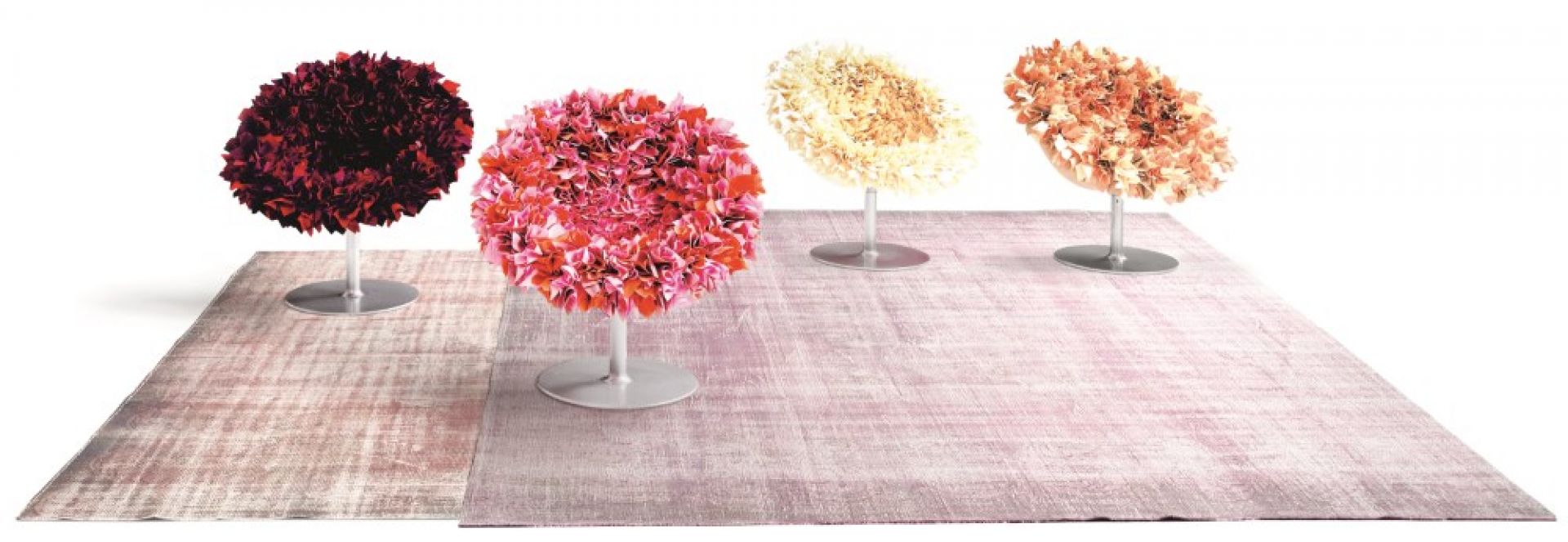 Vier Moroso Bouquet Sessel in verschiedenen Farben auf einem gemusterten Teppich, Studioaufnahme.