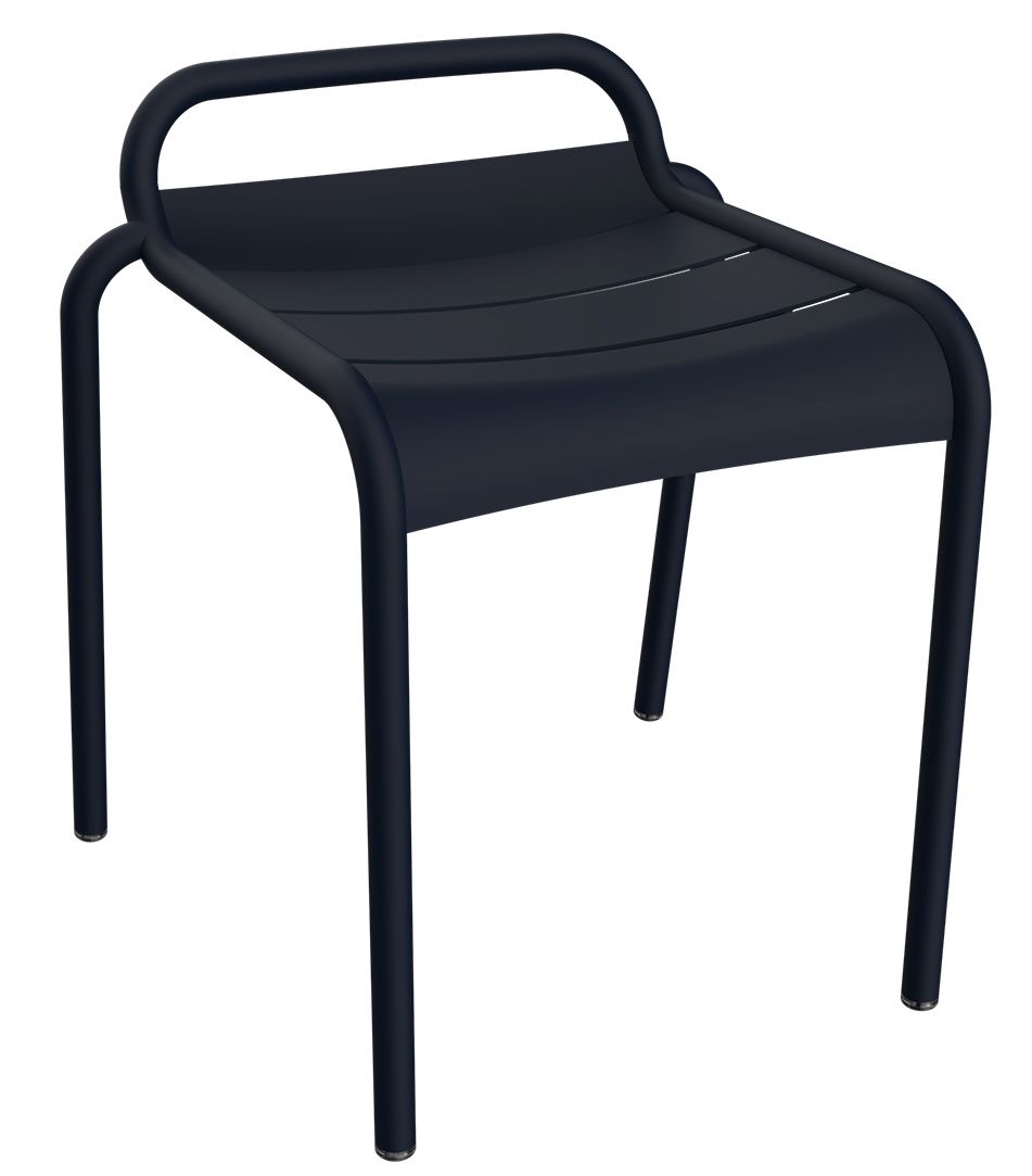 Dunkelblauer Luxembourg Hocker von Fermob für den Außenbereich, minimalistisches Design mit Lattenrost-Sitzfläche und Griff.