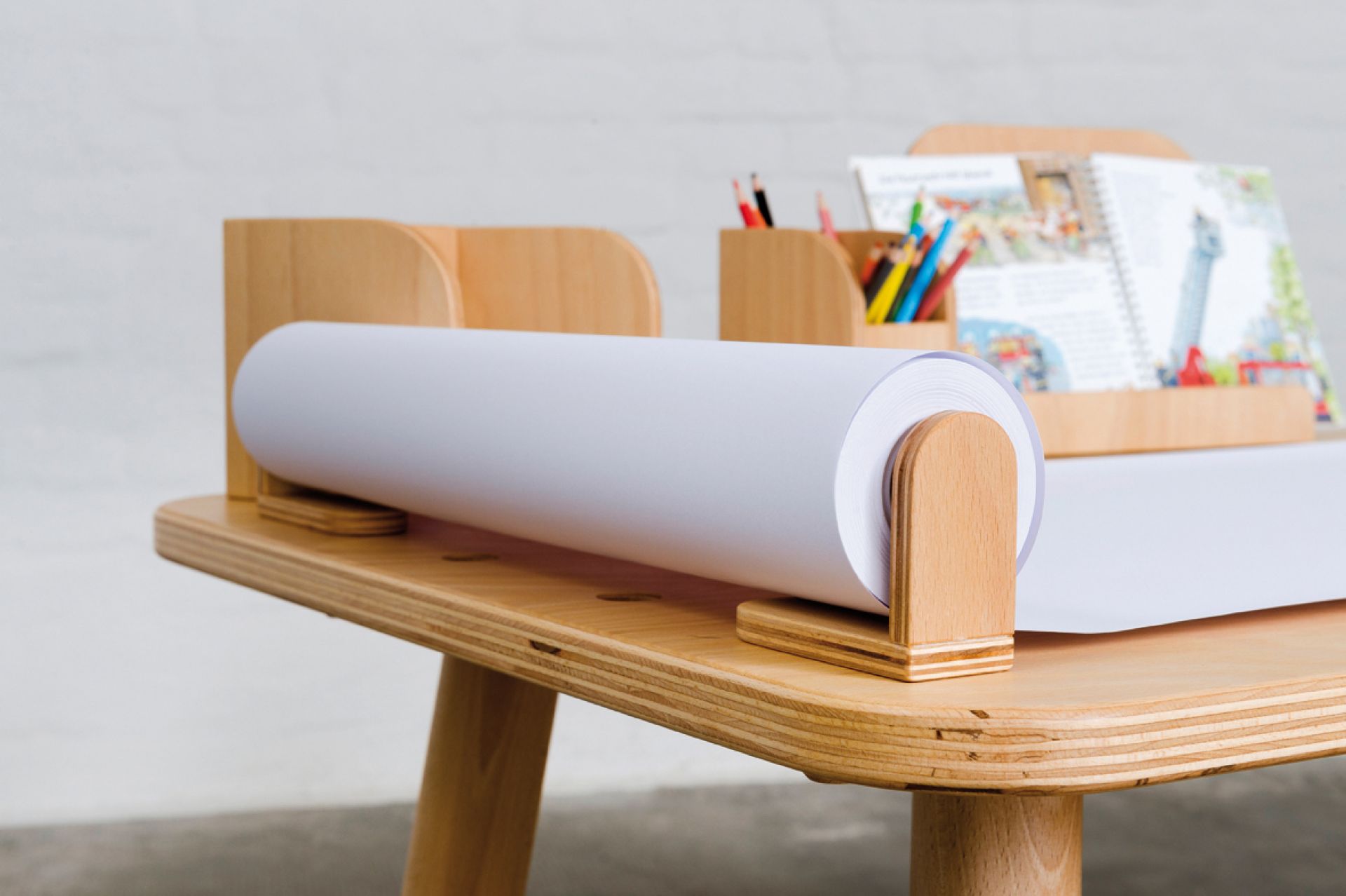 Growing Table Kindertisch aus Buchenholz mit Papierrolle, Stifthalter und Buchablage für kreative Kinder.