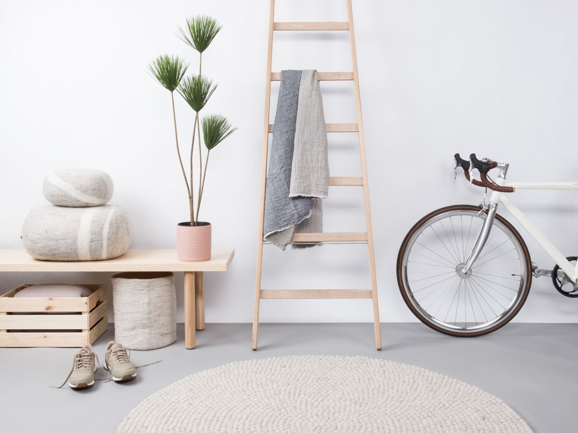 Beiger Filzkugel Teppich rund, Durchmesser 160 cm, von myfelt, im modernen Wohnraum.