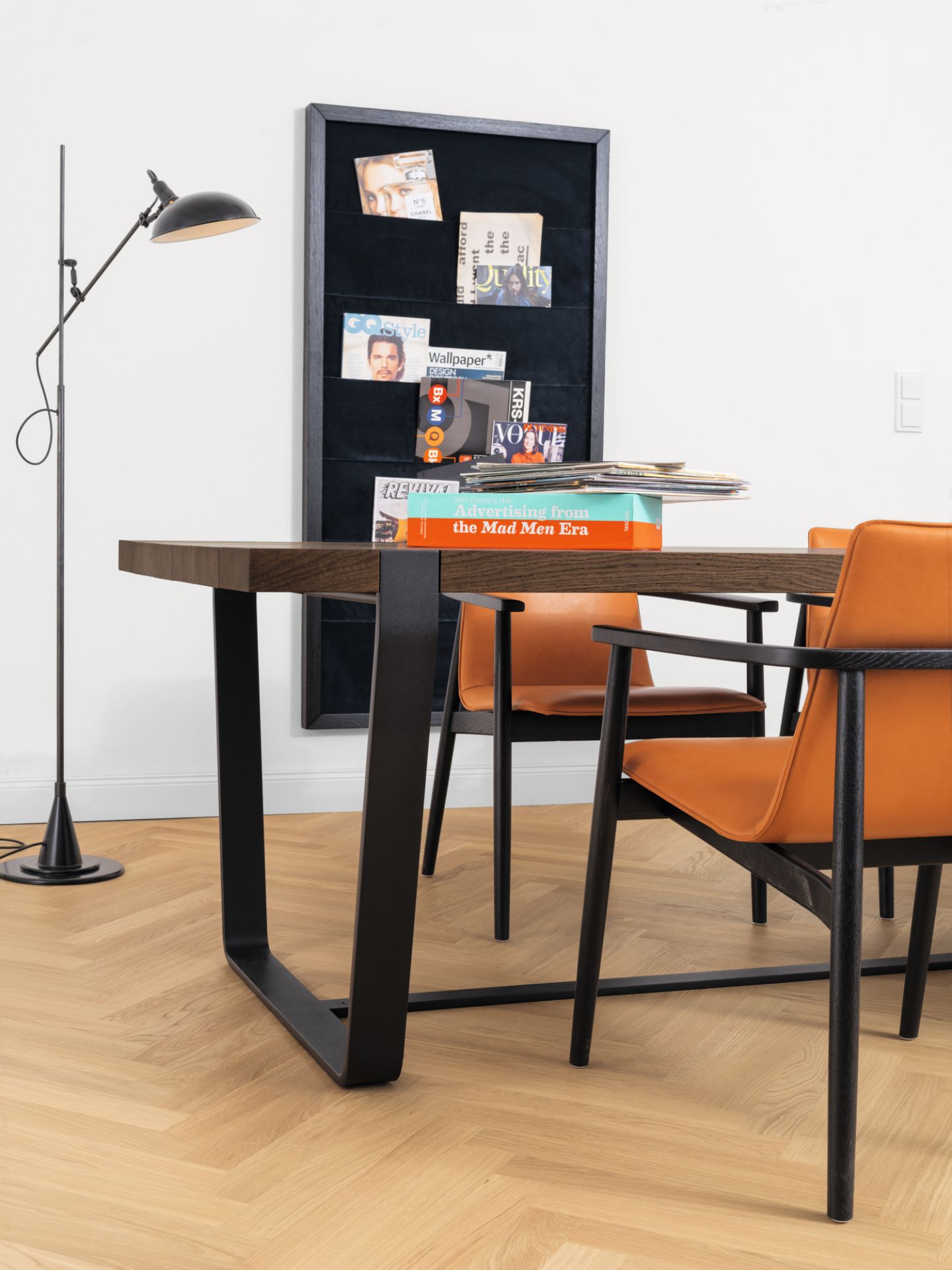 BB 11 Clamp Tisch Eiche geräuchert von Janua mit Stühlen und Stehlampe im modernen Esszimmer.
