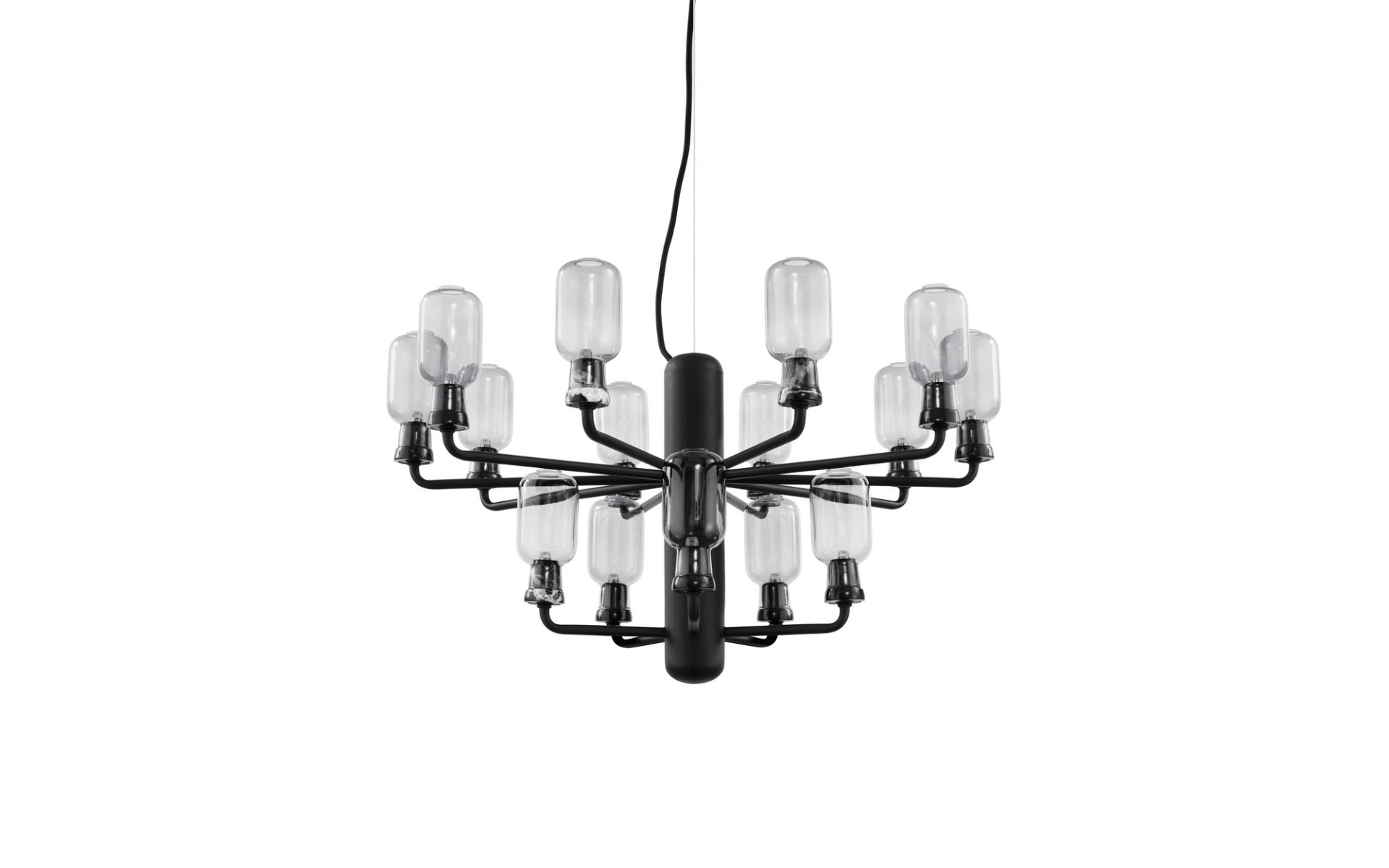 Nahaufnahme der Amp Chandelier Pendelleuchte in Weiß/Weiß mit Glaslampen, moderne Beleuchtung für Wohnräume.