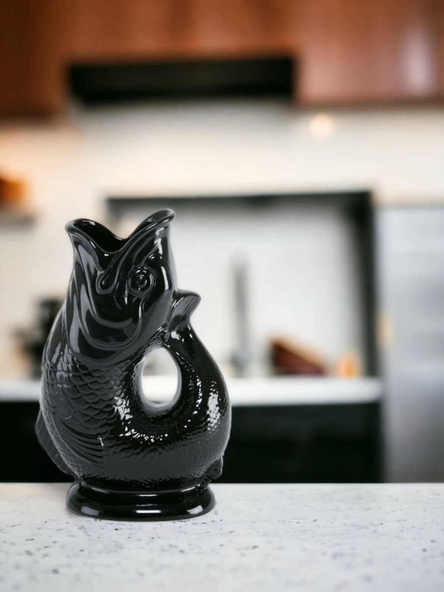Schwarze Gluckigluck Fischkaraffe XL auf einer Küchentheke, dekorative Wasserkaraffe und Vase.