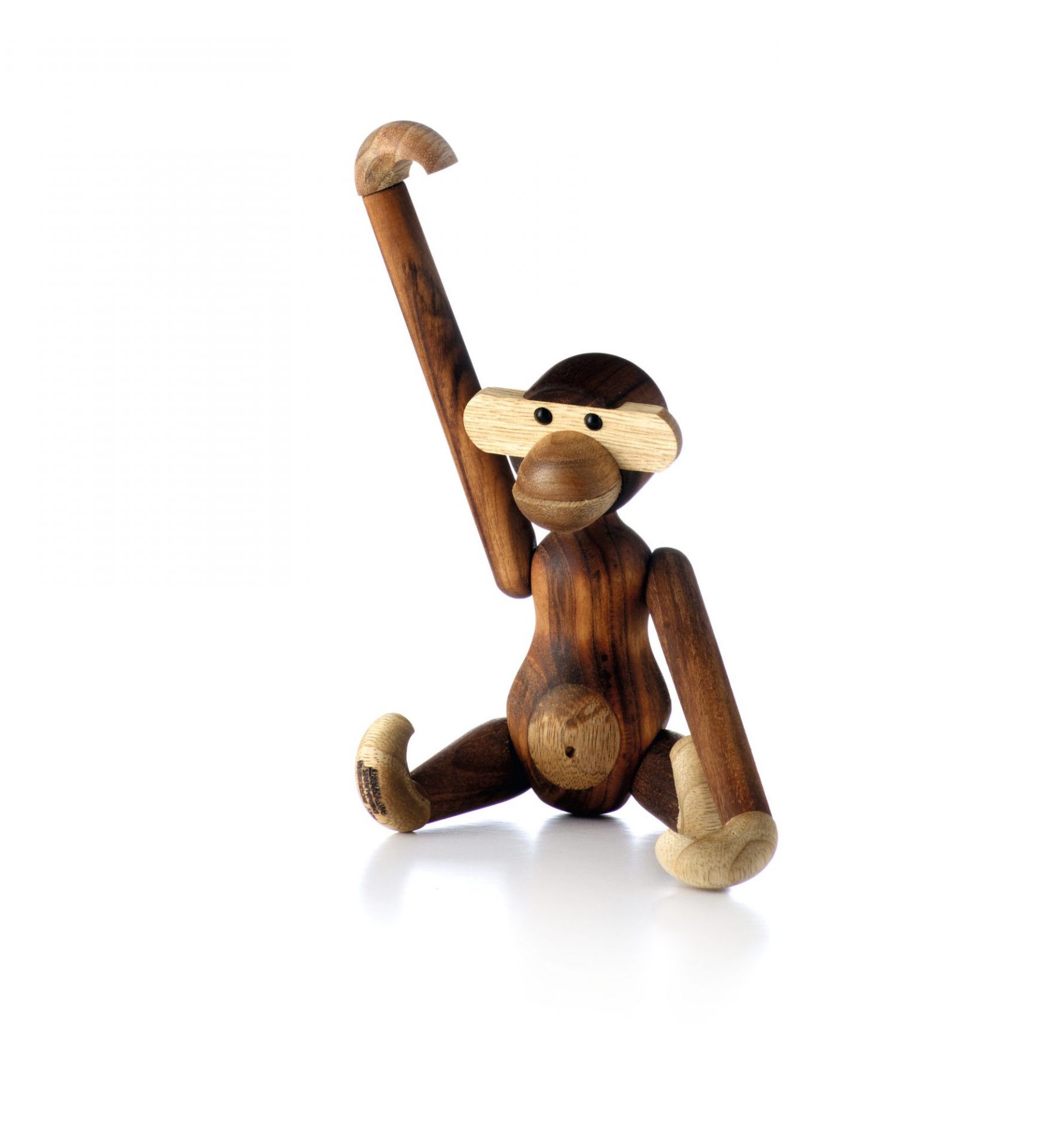 Holzfigur Affe, kleine Teakholz Dekofigur von Kay Bojesen, sitzend mit erhobenem Arm.