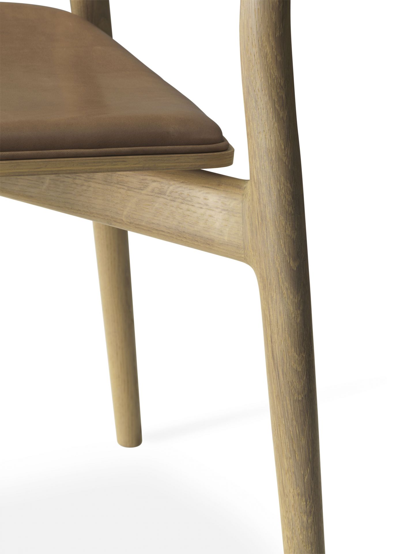 Detailaufnahme des Vipp Cabin Stuhls in heller Eiche mit braunem Ledersitz. Designstuhl.